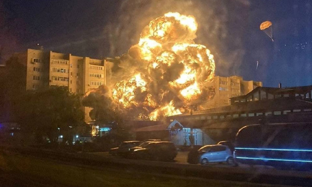 Avião militar russo cai em área residencial de Yeysk, perto da Ucrânia