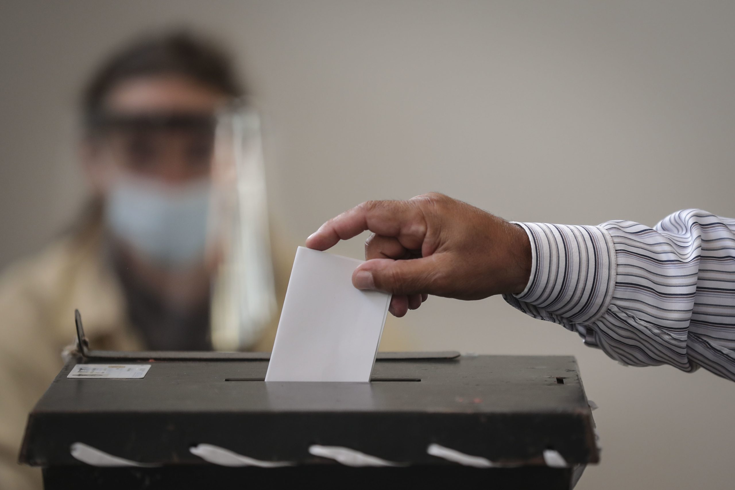 Milhares de pessoas não vão poder votar no domingo por estarem em isolamento profilático — e o que diz a Constituição?