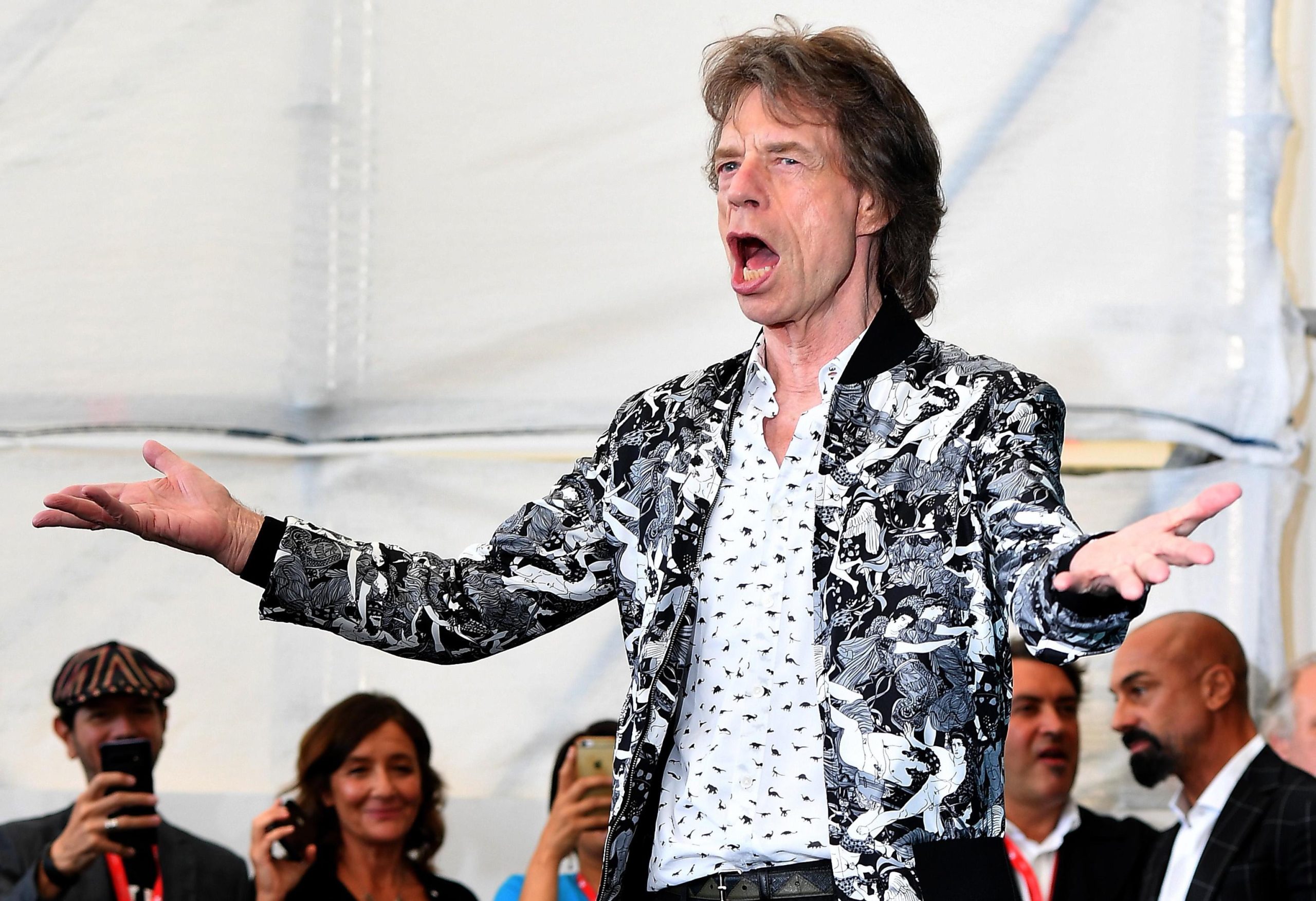 Guitarra assinada por Mick Jagger e escultura de Joana Vasconcelos em leilão beneficente ‘online’