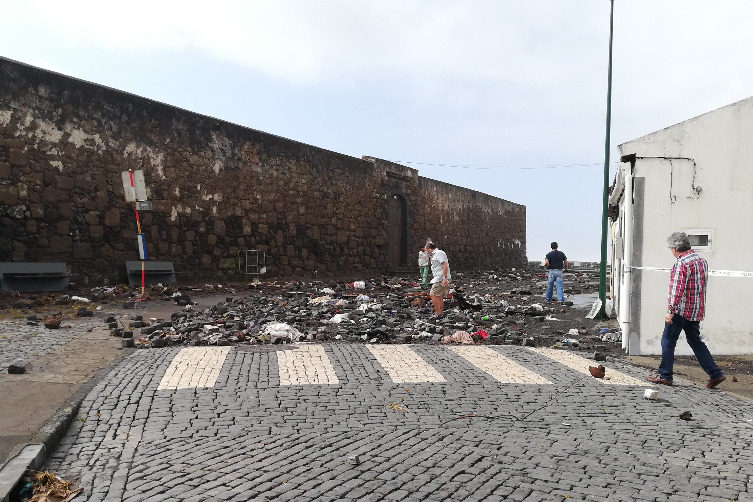 Furacão Lorenzo. Corvo sem rotura de bens e com vida a regressar à normalidade