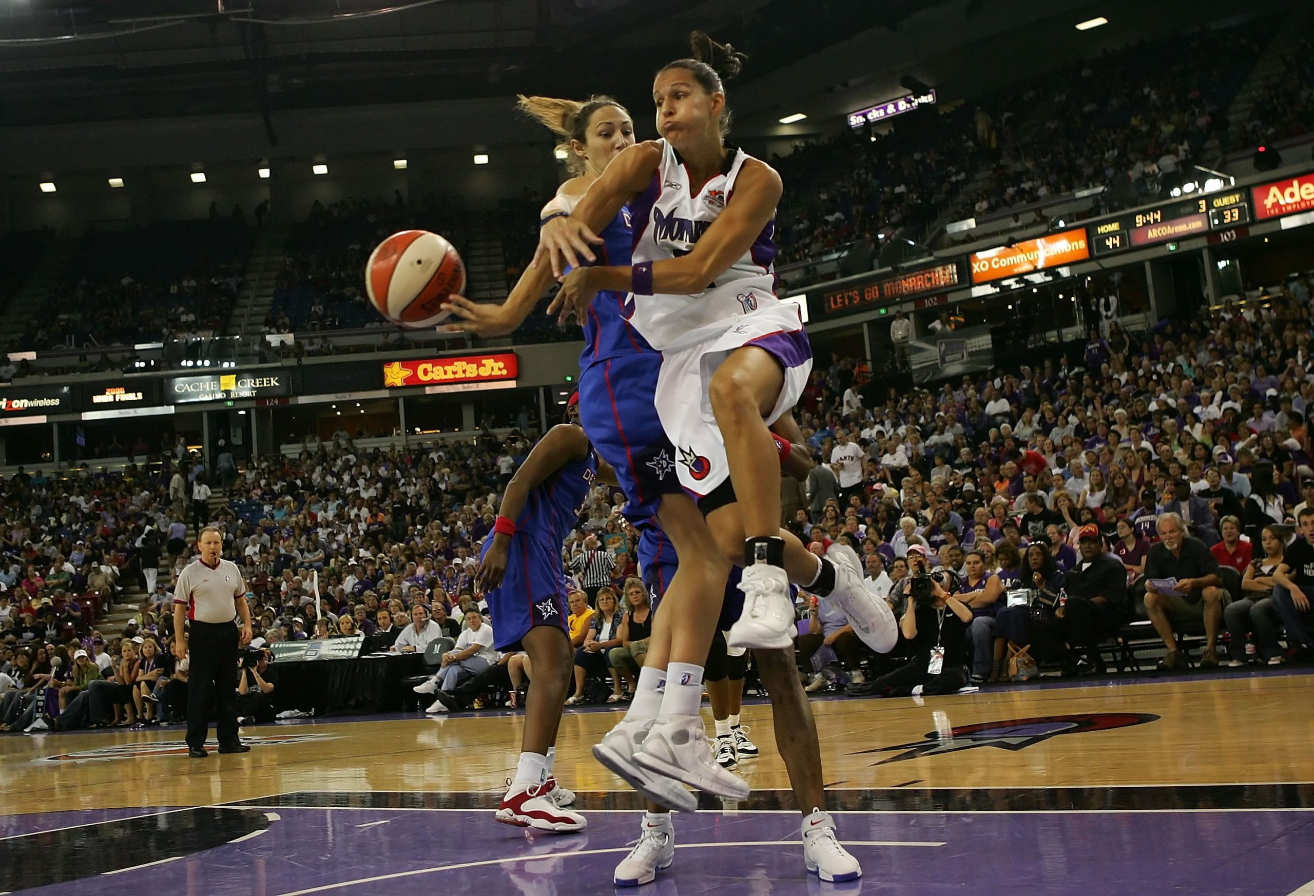 Só há uma jogadora europeia nas 20 melhores do basquetebol americano. E é portuguesa