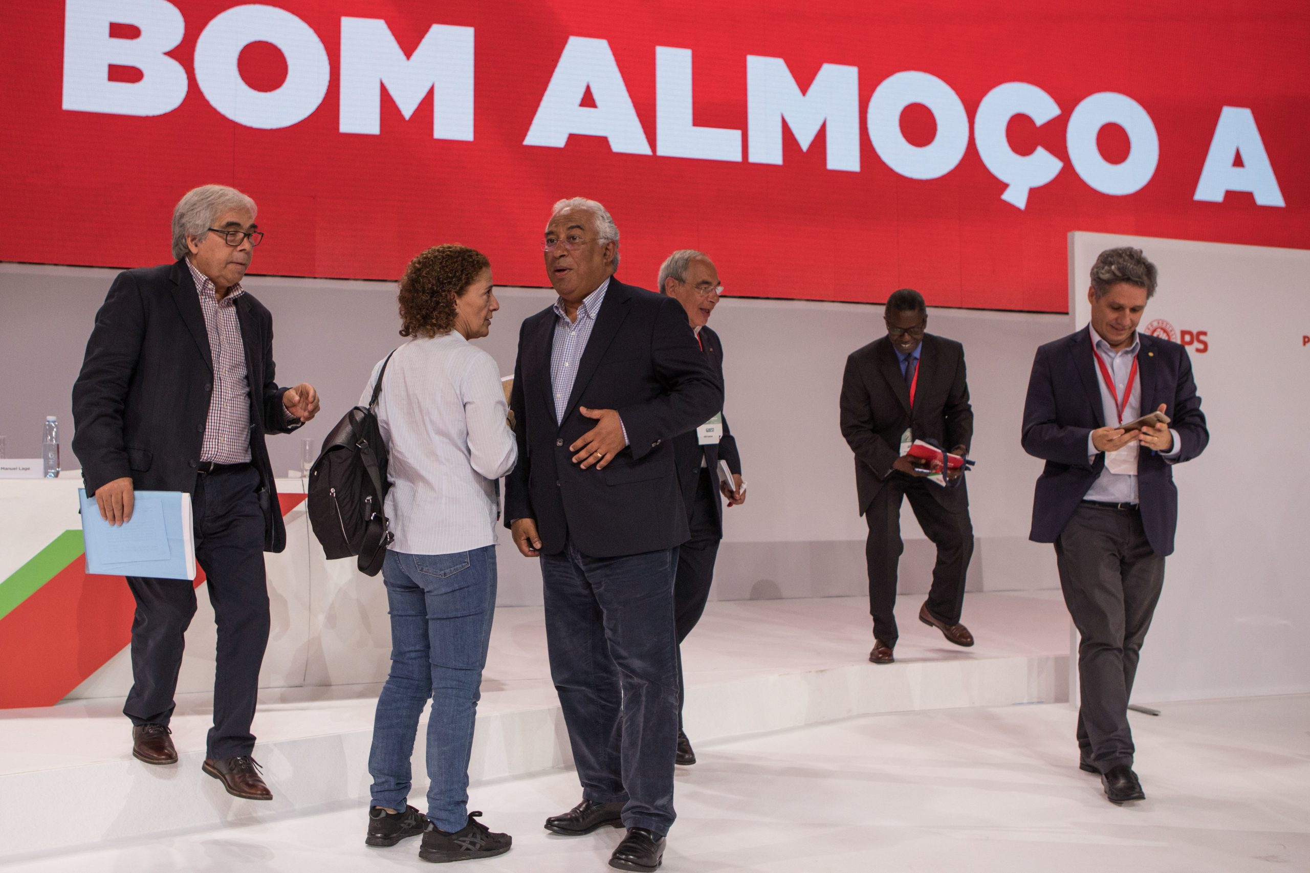 Congresso PS. Militantes entre livros sobre a “geringonça”, ‘selfies’ e o cheiro a bifana