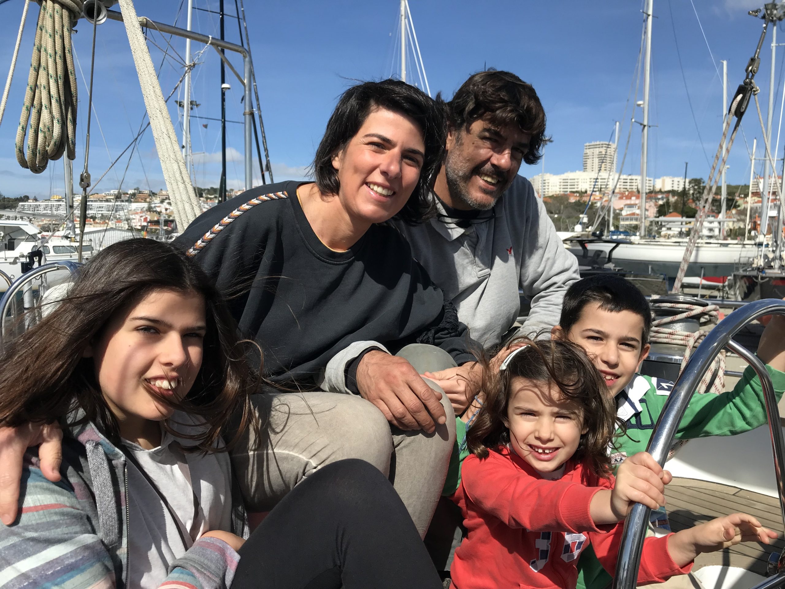 Um casal e três filhos vão dar uma Volta ao Mundo num barco à vela. Sem data de regresso