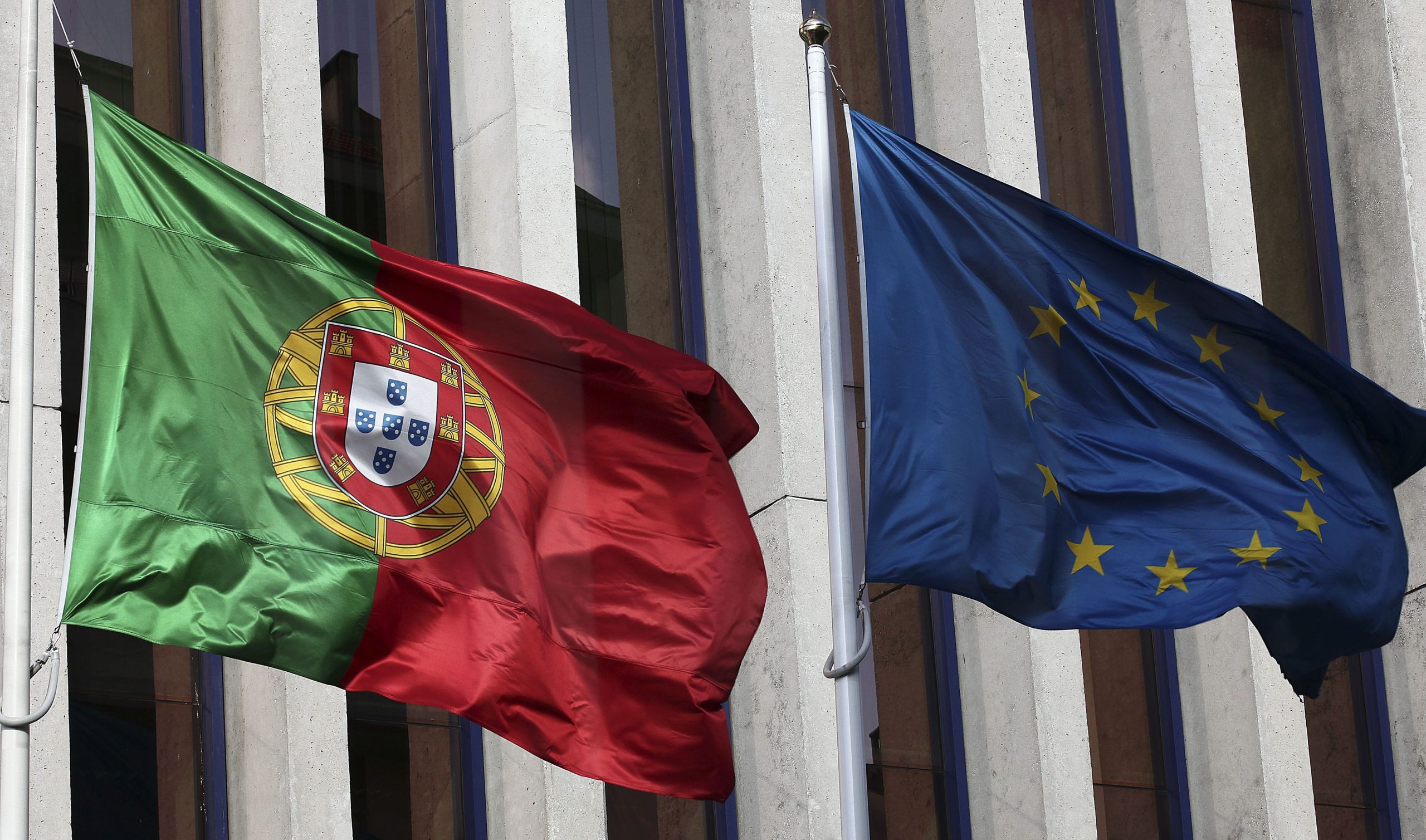 Bruxelas pede explicações a Portugal sobre lei contra lavagem de dinheiro