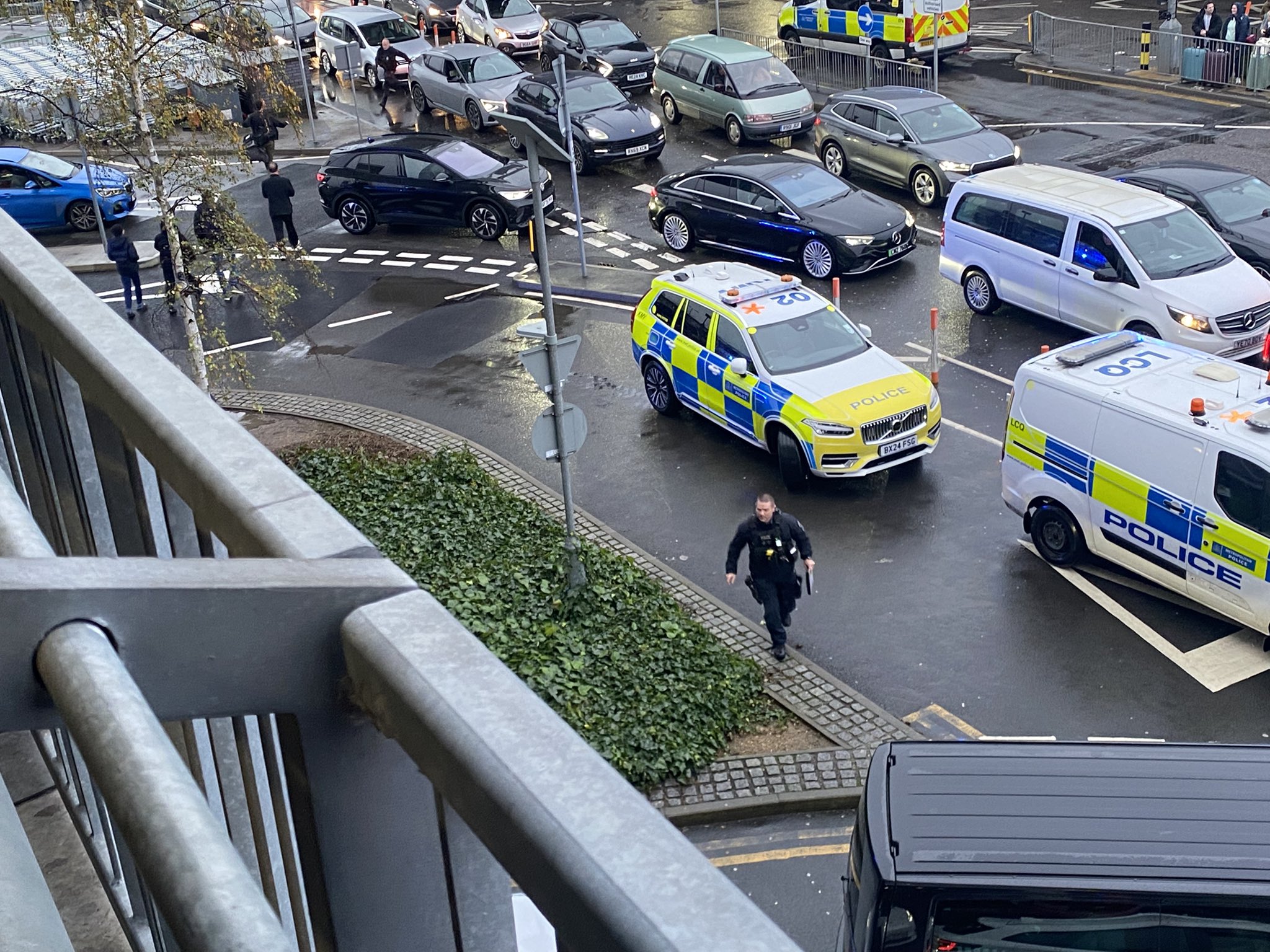 Polícia procura suspeitos após “ataque com spray pimenta” no aeroporto de Heathrow