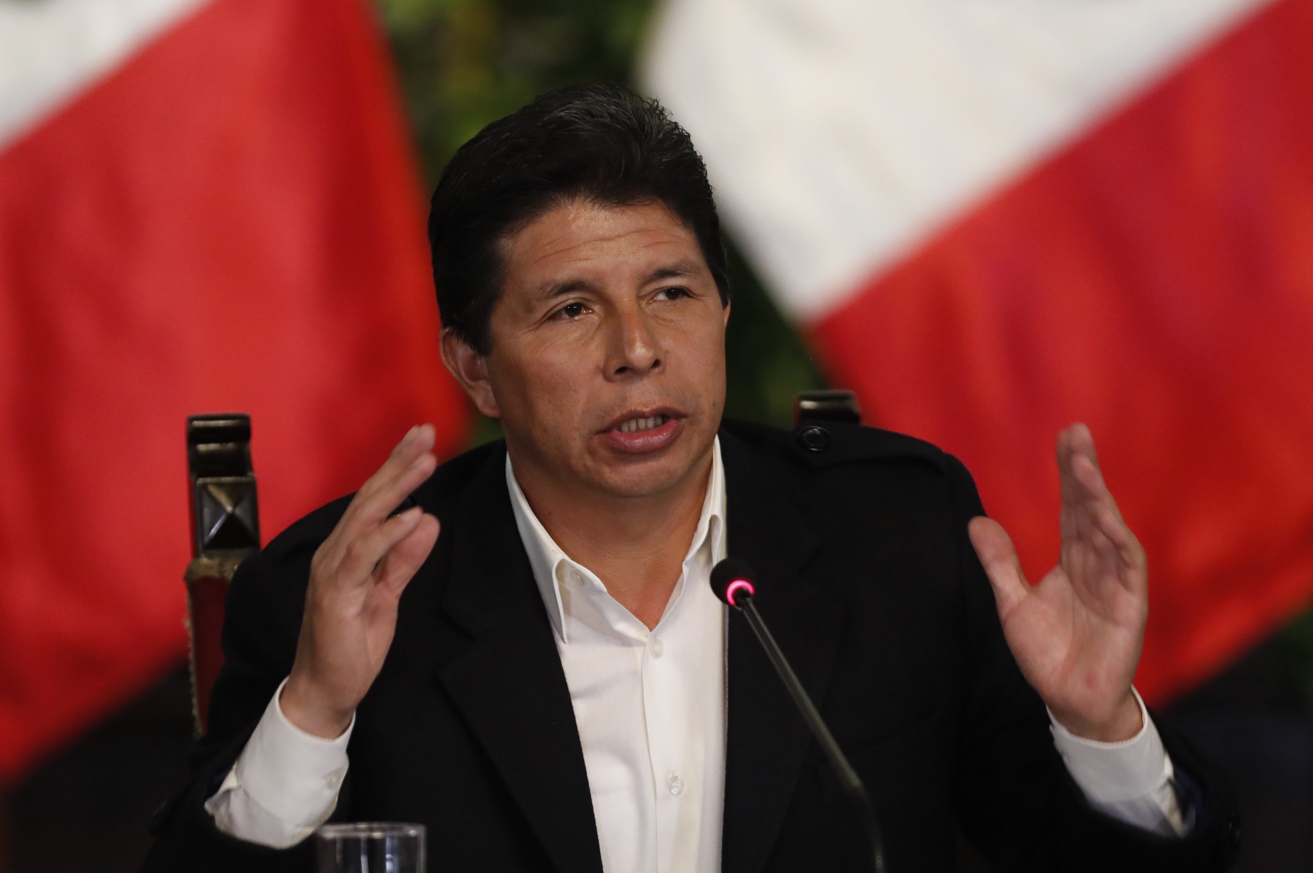 Presidente do Peru alvo de denúncia de corrupção nega que vá sair do país