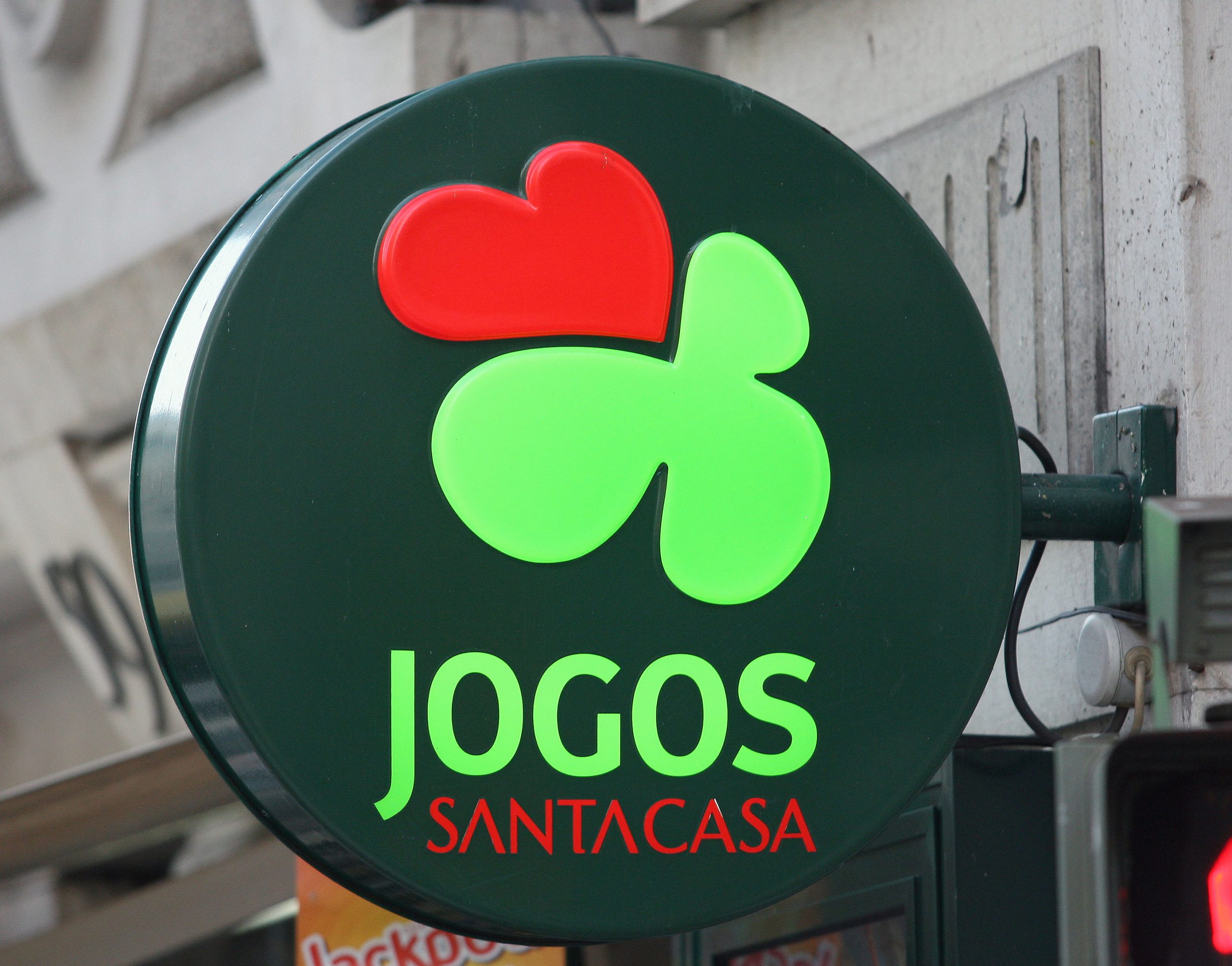 Vício da raspadinha combate-se com mais literacia e condições de vida dignas