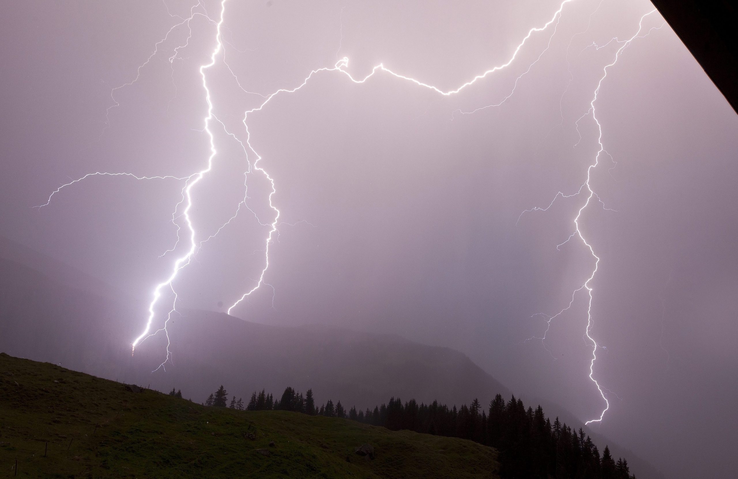 Tempestade causa danos em habitações no Corvo