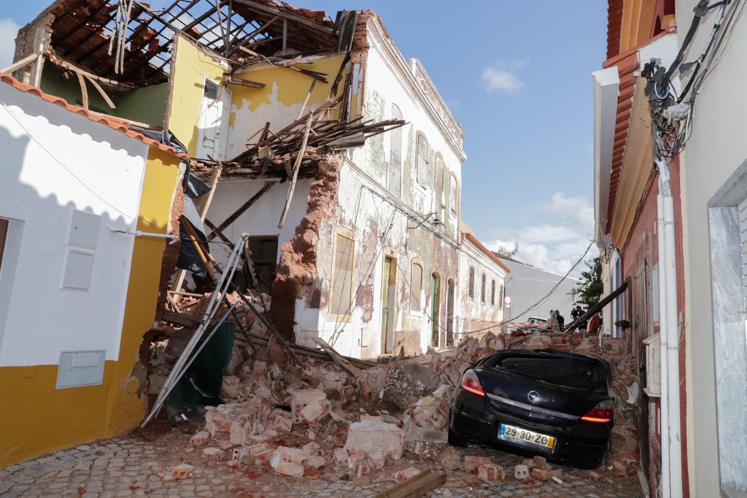 Derrocada de imóvel devoluto em Silves deixa cinco pessoas desalojadas