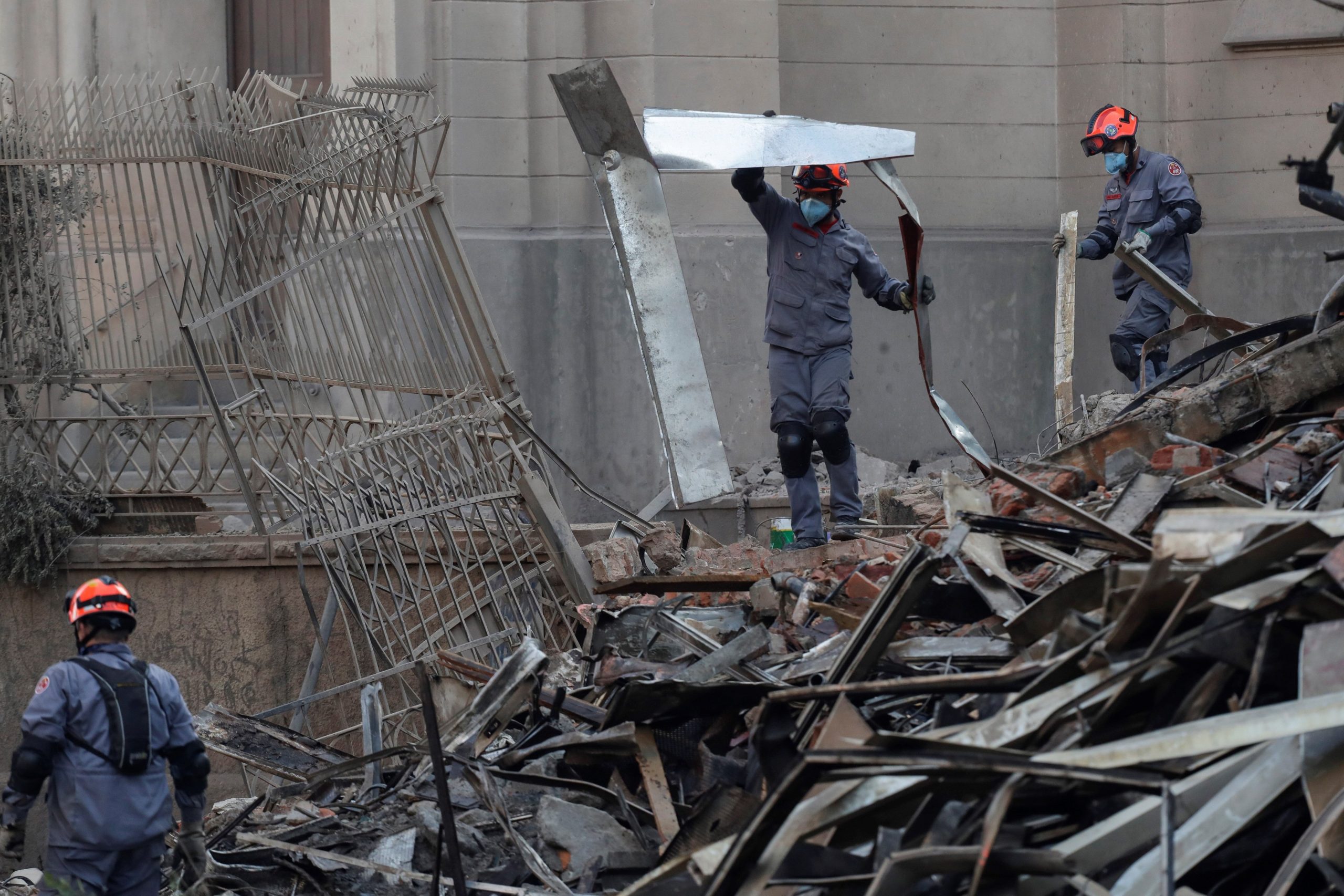 Bombeiros encontram primeiro corpo soterrado em desabamento de prédio no Brasil