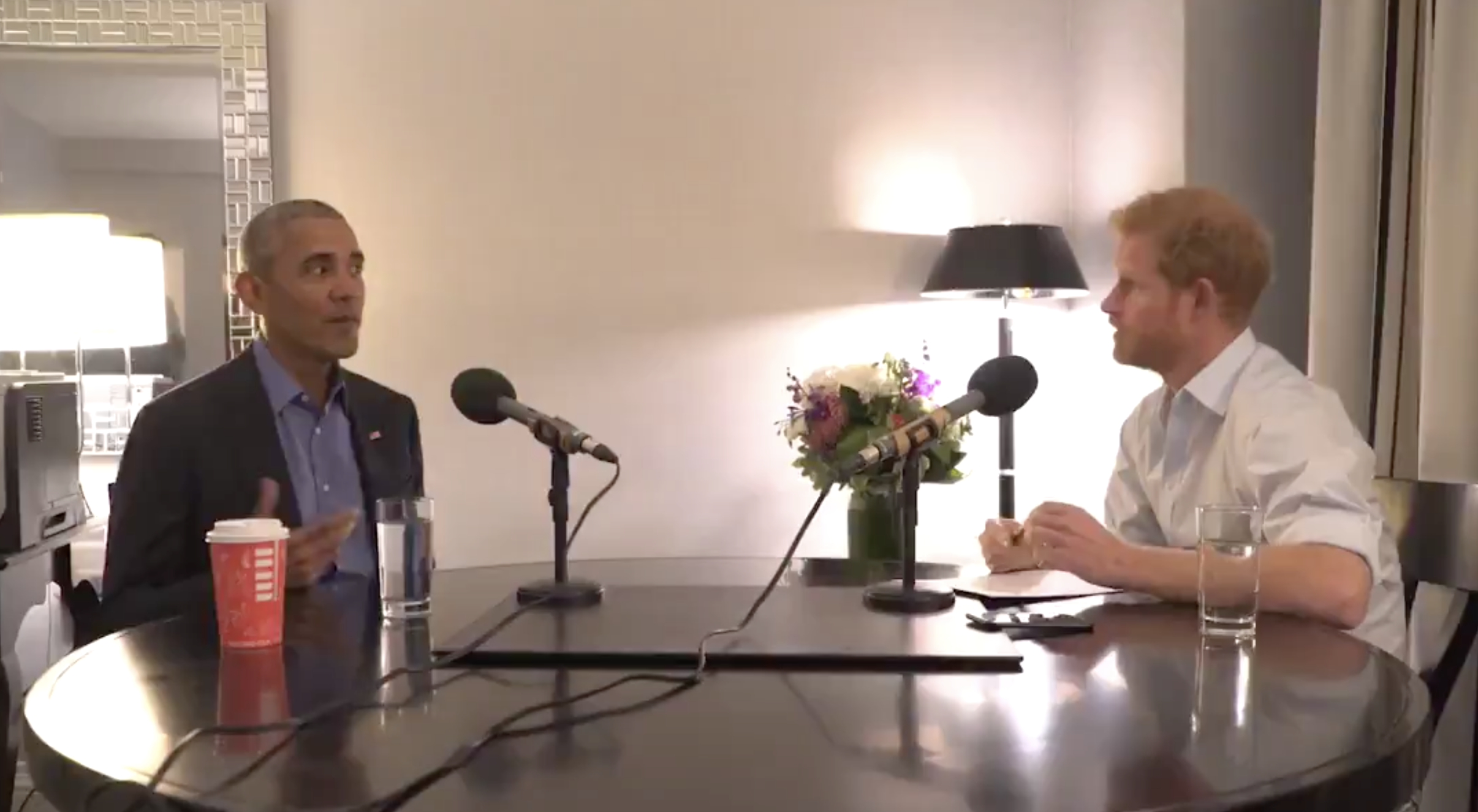 “Tenho de falar com sotaque britânico?”. Príncipe Harry entrevista Barack Obama