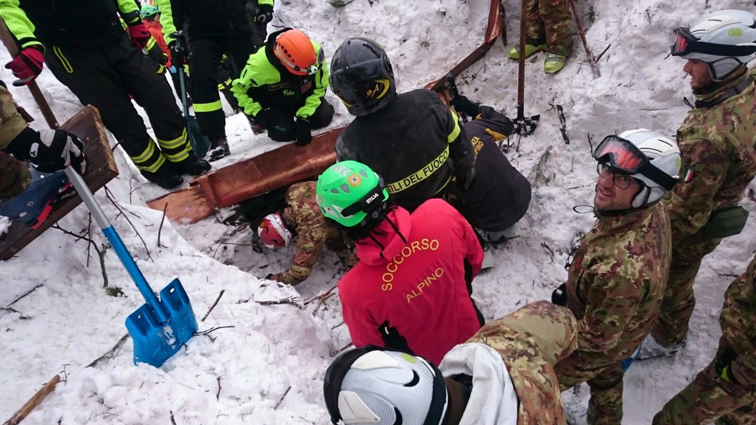 Avalanche em Itália: Três crianças resgatadas com vida dos escombros de hotel