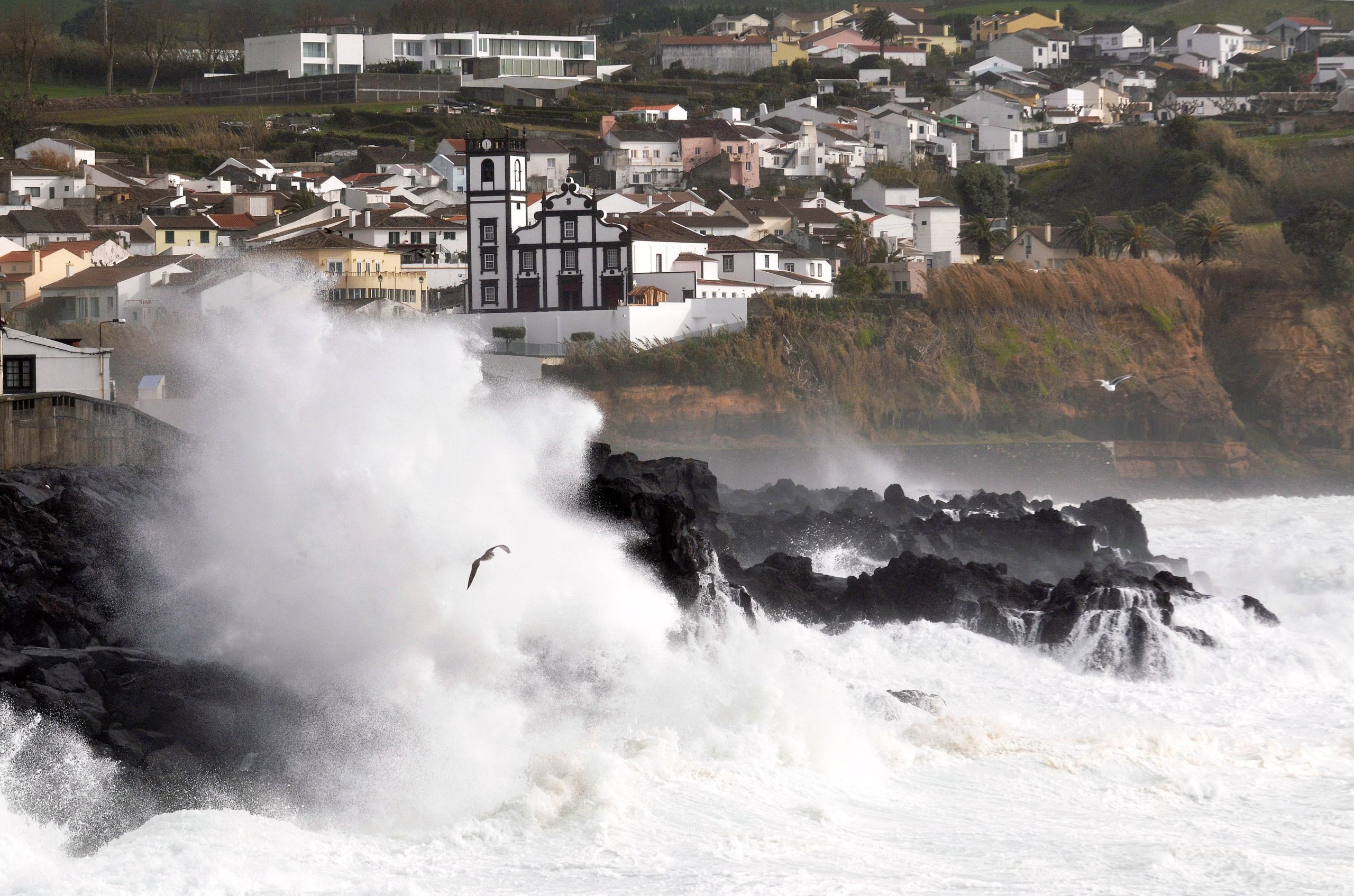 IPMA prolonga aviso amarelo para sete ilhas dos Açores devido à chuva