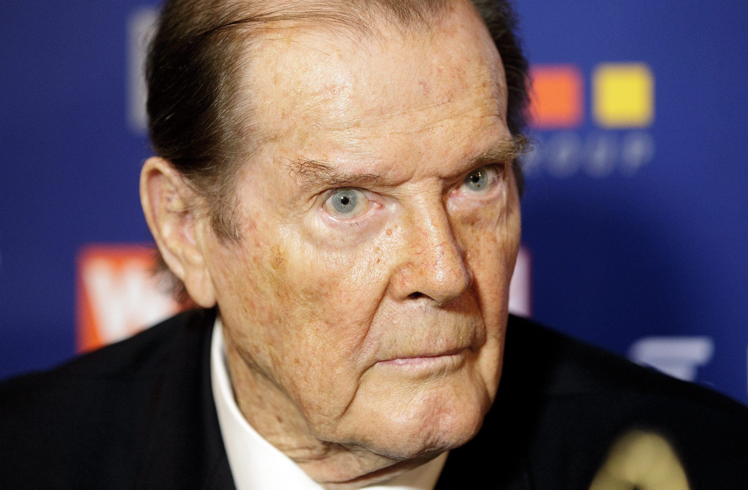 Morreu o 007, Sir Roger Moore