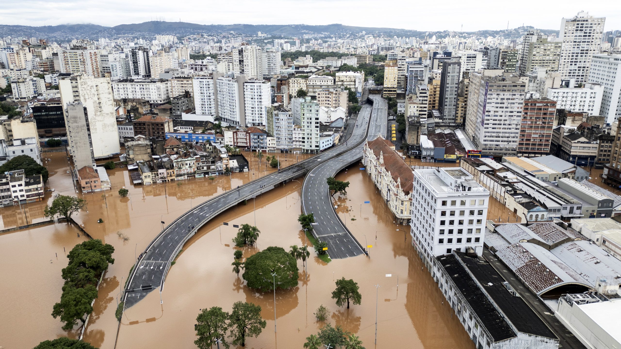 Suspensos voos para Porto Alegre devido às inundações