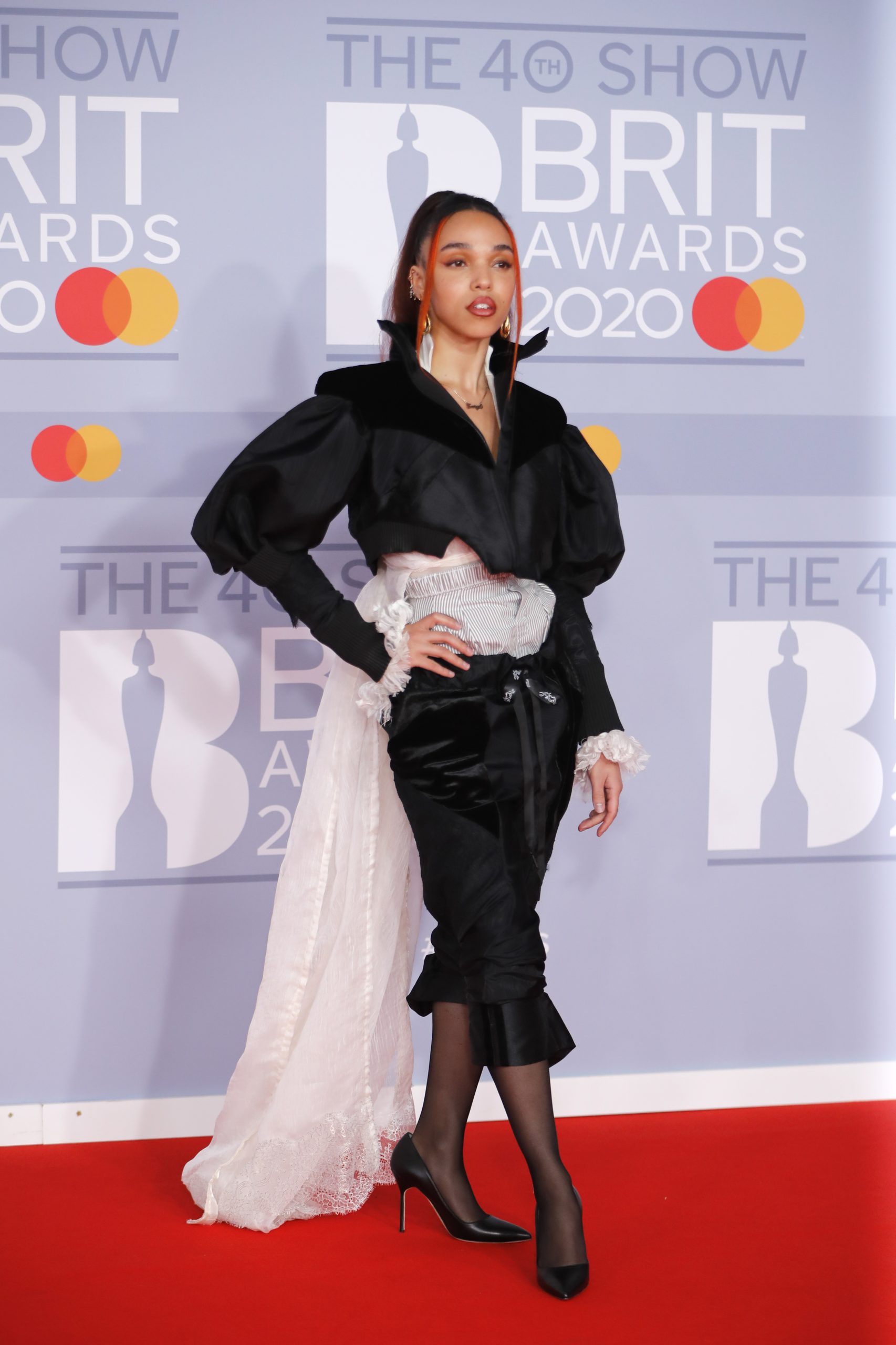 Cantora FKA Twigs acusa ator Shia LaBeouf de abusos físicos e psicológicos