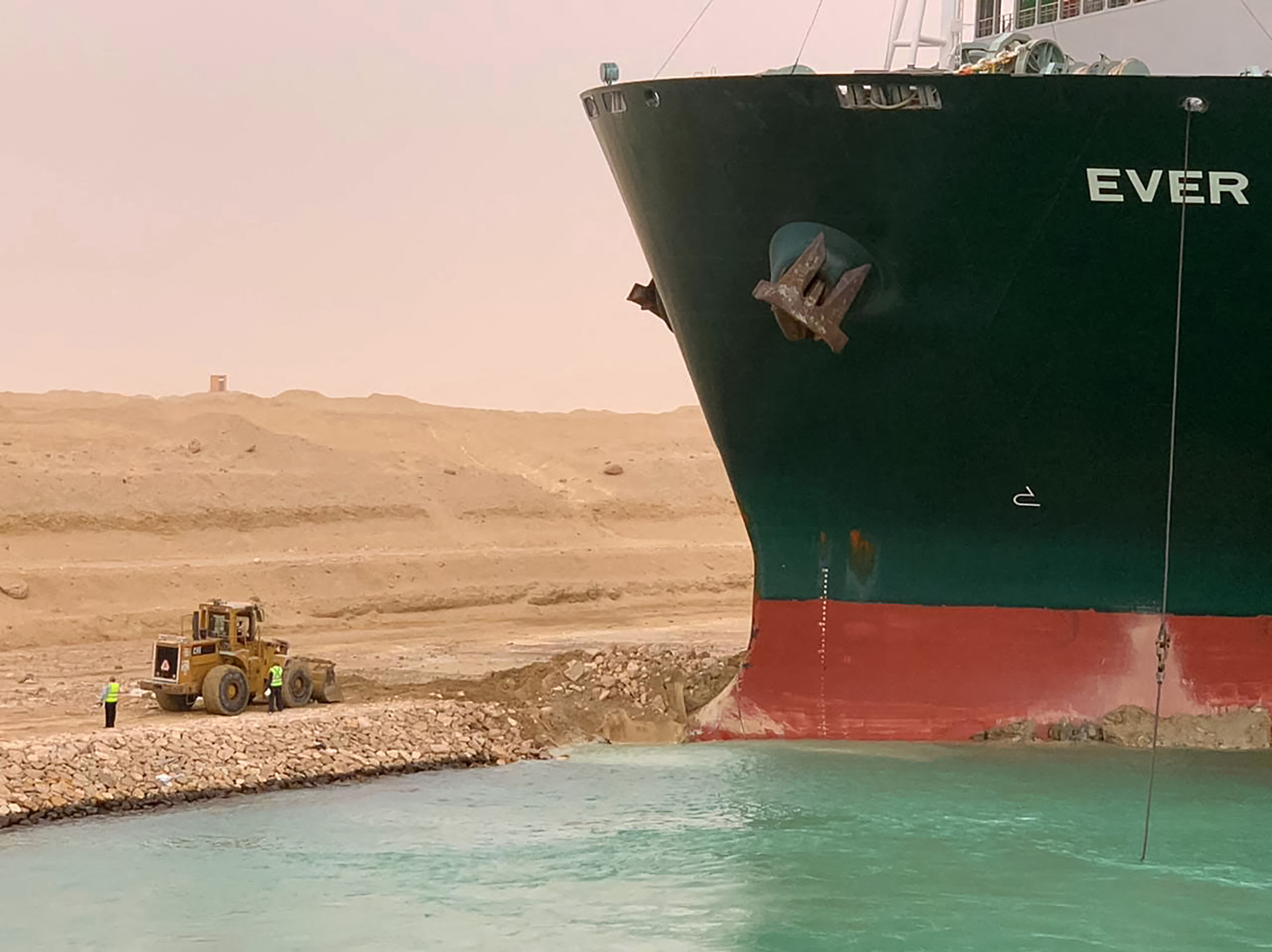 “Erro humano” pode ter encalhado navio no Canal do Suez