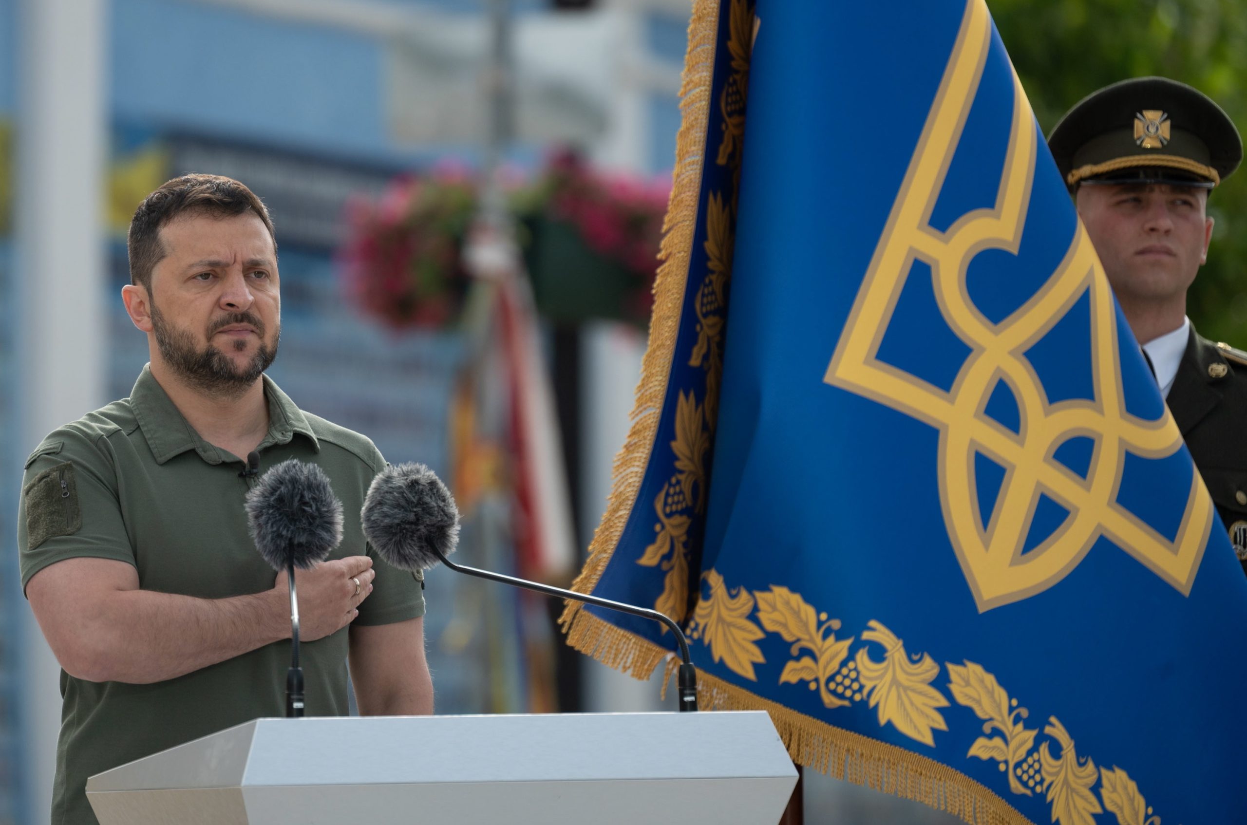Zelensky visita forças especiais perto de Bakhmut, classificando-as como “heróicas”