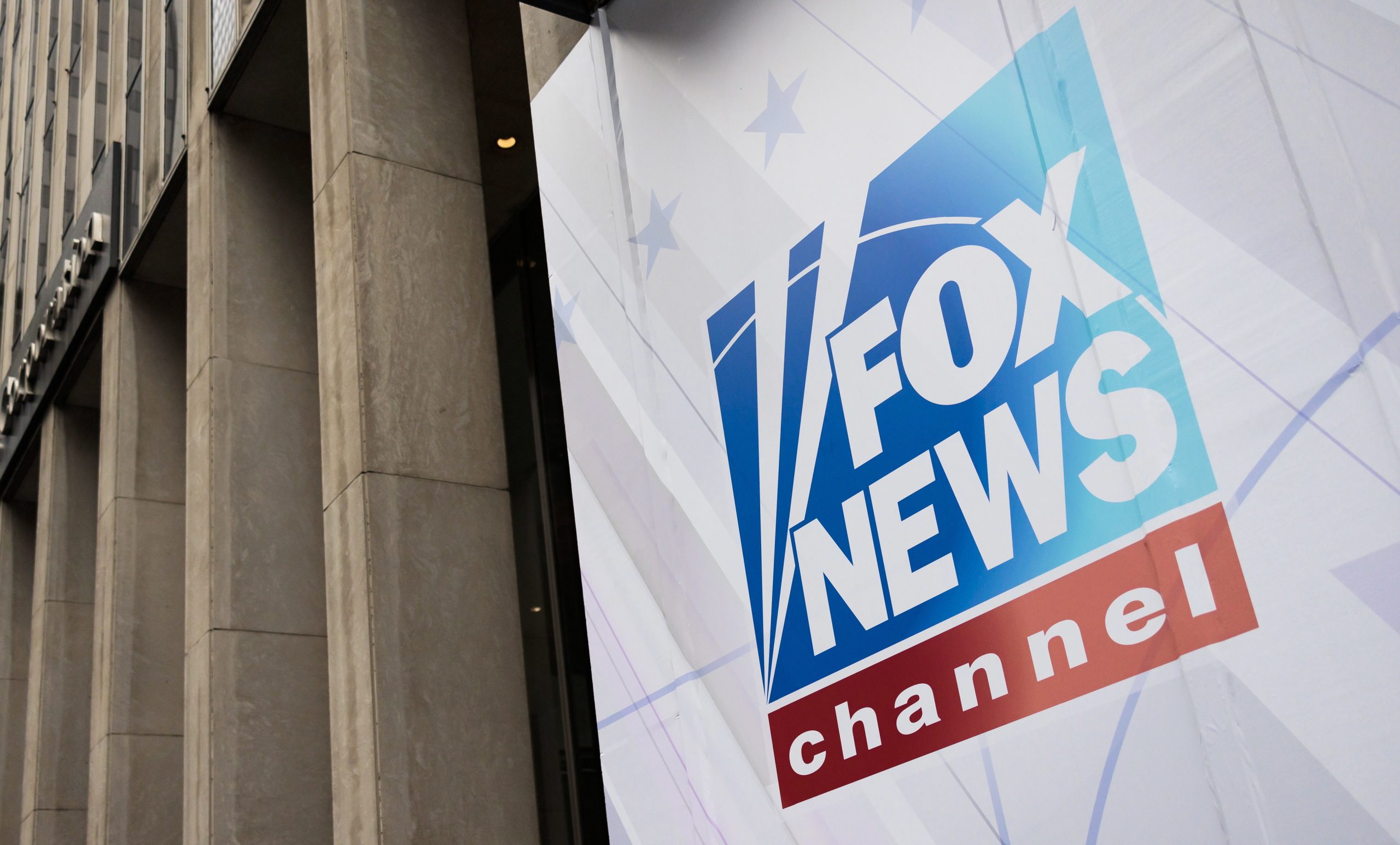 Juiz adia julgamento da Fox News por caso de difamação para terça-feira