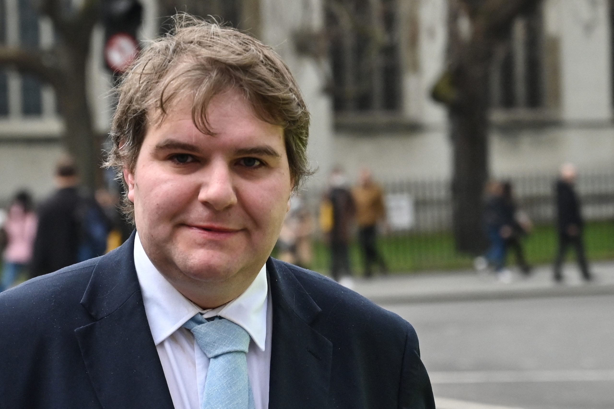 Deputado conservador britânico assume-se transgénero após chantagem e violação