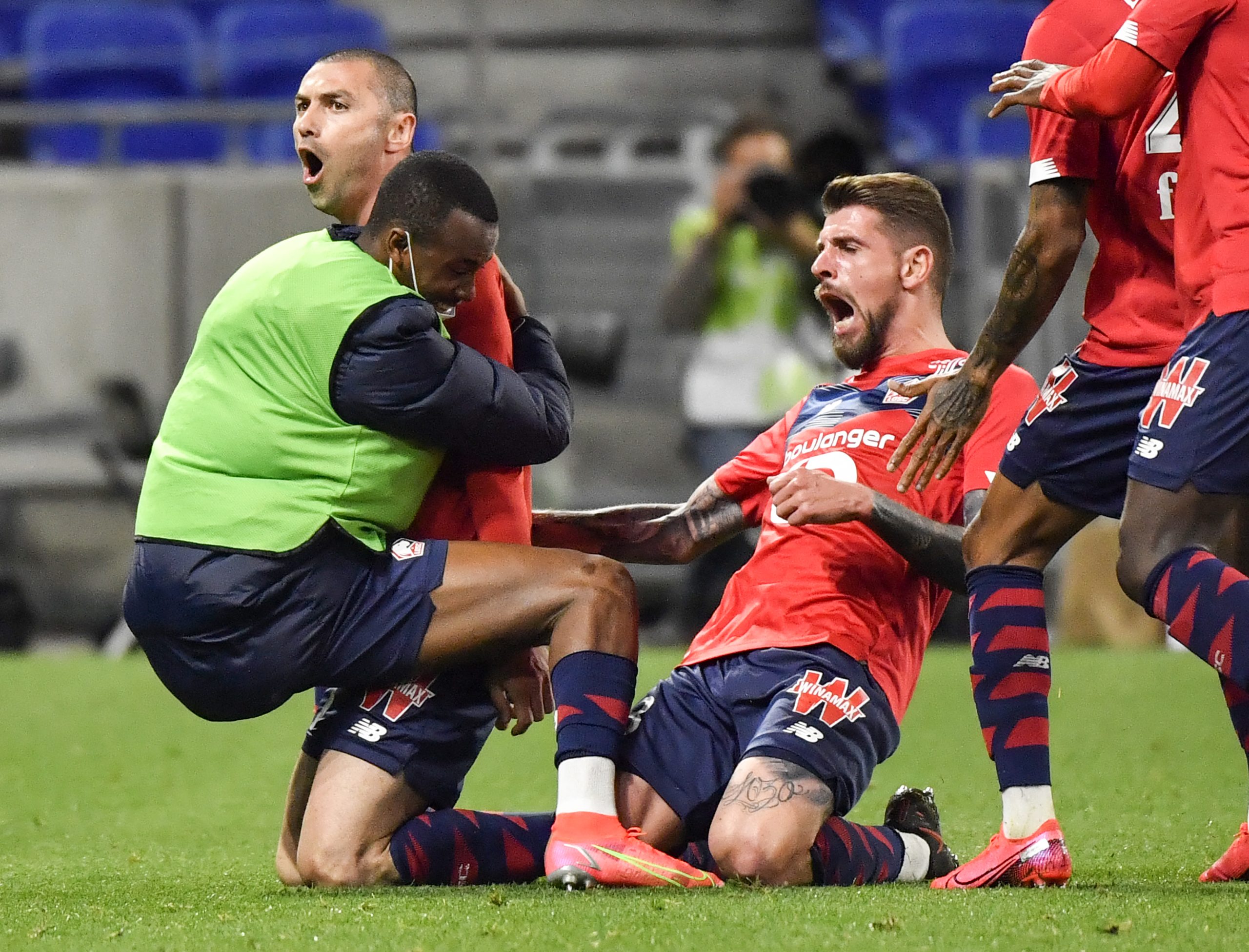 Lille ‘vira’ em Lyon e retoma liderança da Liga francesa