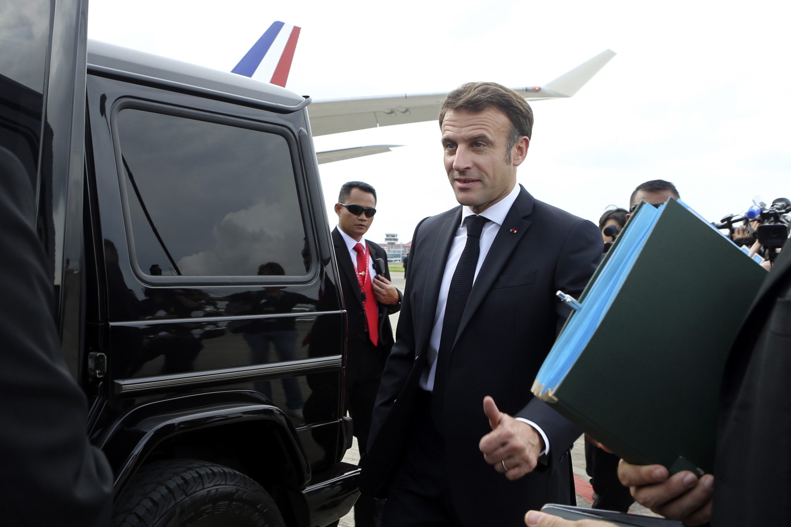 Presidente francês vai pedir à China para pressionar Rússia a negociar