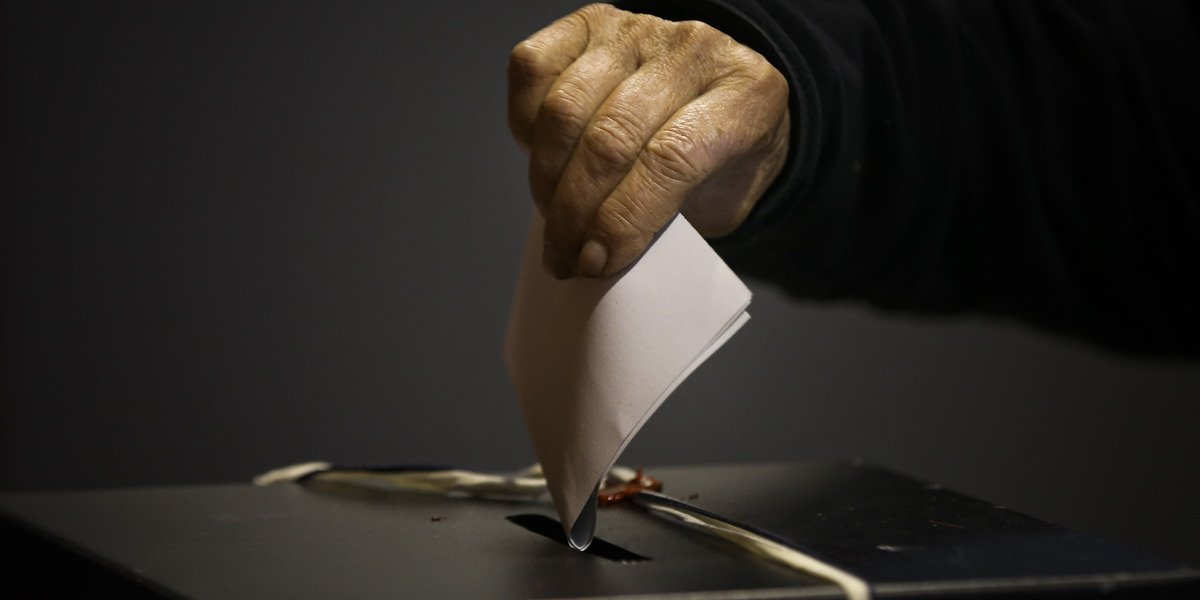 A saga de um jovem estudante no estrangeiro para votar