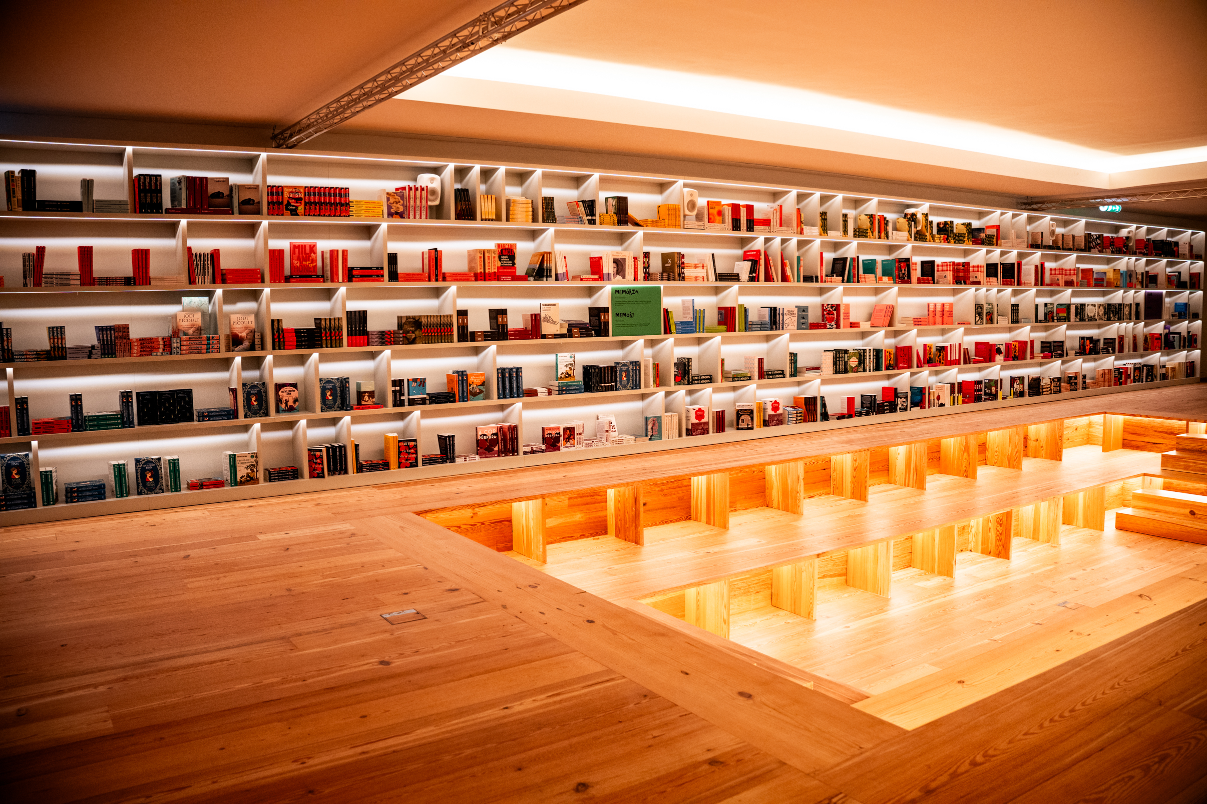 Dua Lipa inaugura curadoria dedicada a livros censurados na Livraria Lello