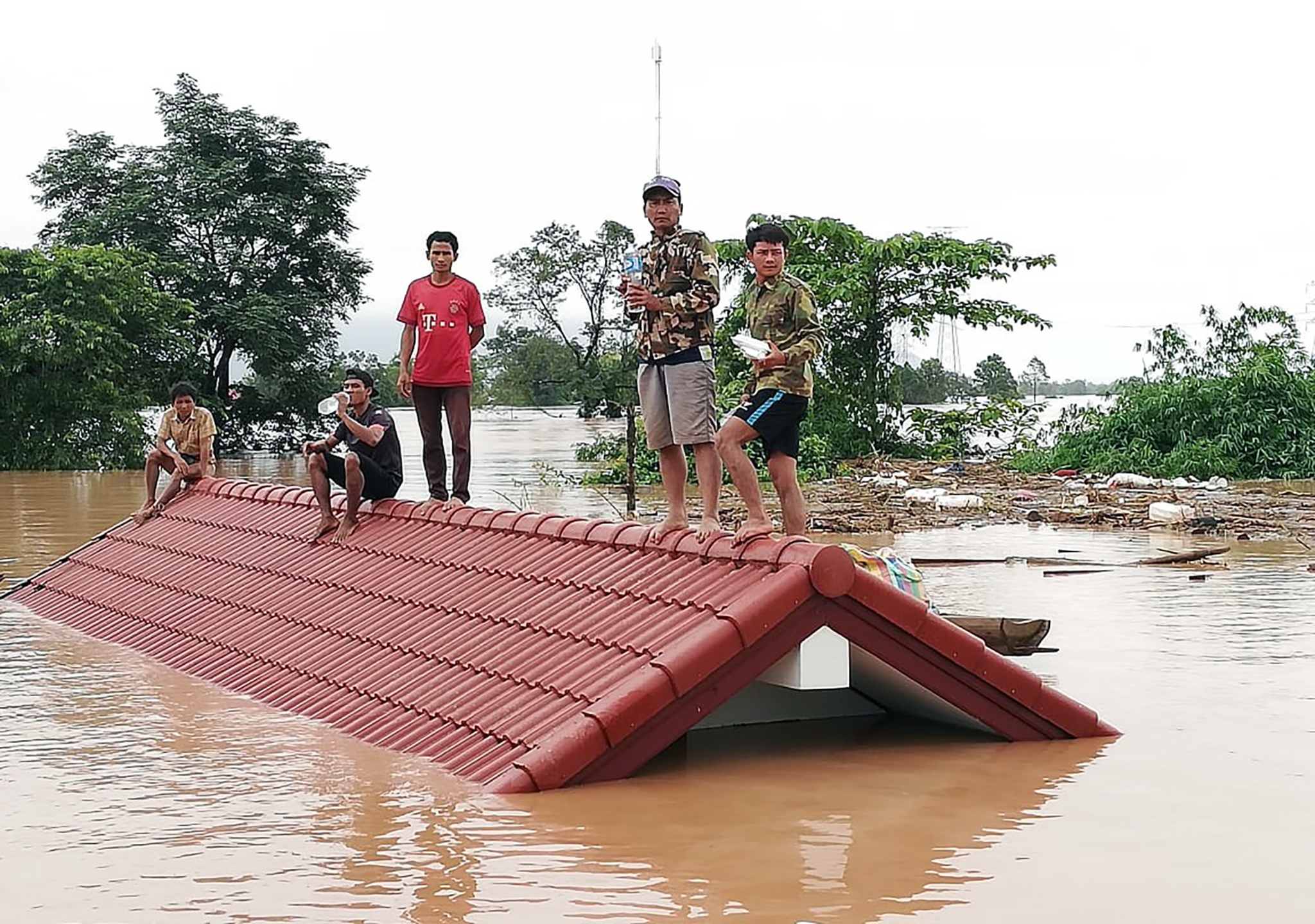 Barragem colapsa no Laos. Vários mortos e pelo menos uma centena de desaparecidos