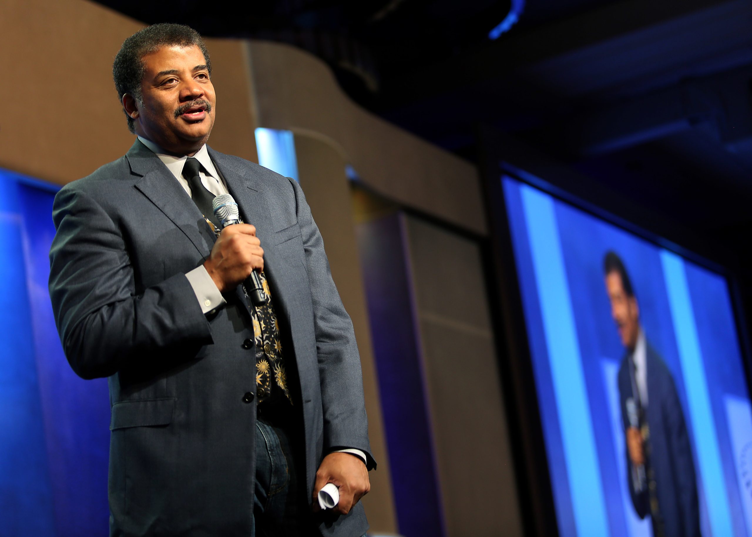 Neil deGrasse Tyson: “Estou estupefacto com o que vejo no mundo, com a ascensão dos que acreditam que a Terra é plana”