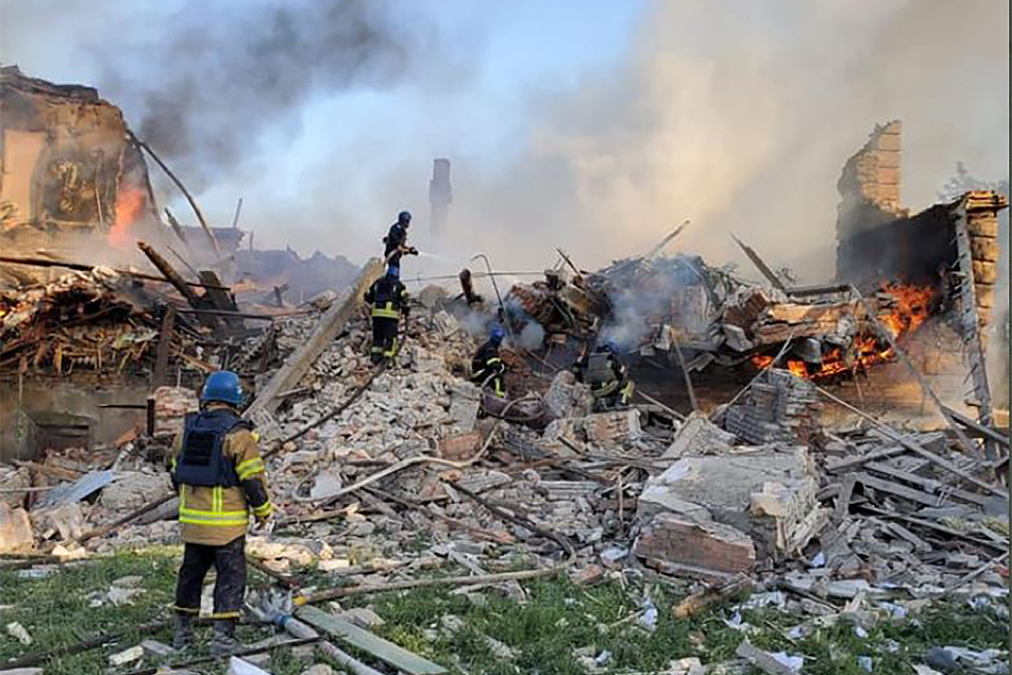 Ucrânia: Novo balanço aponta para 60 mortos no bombardeamento contra escola em Lugansk