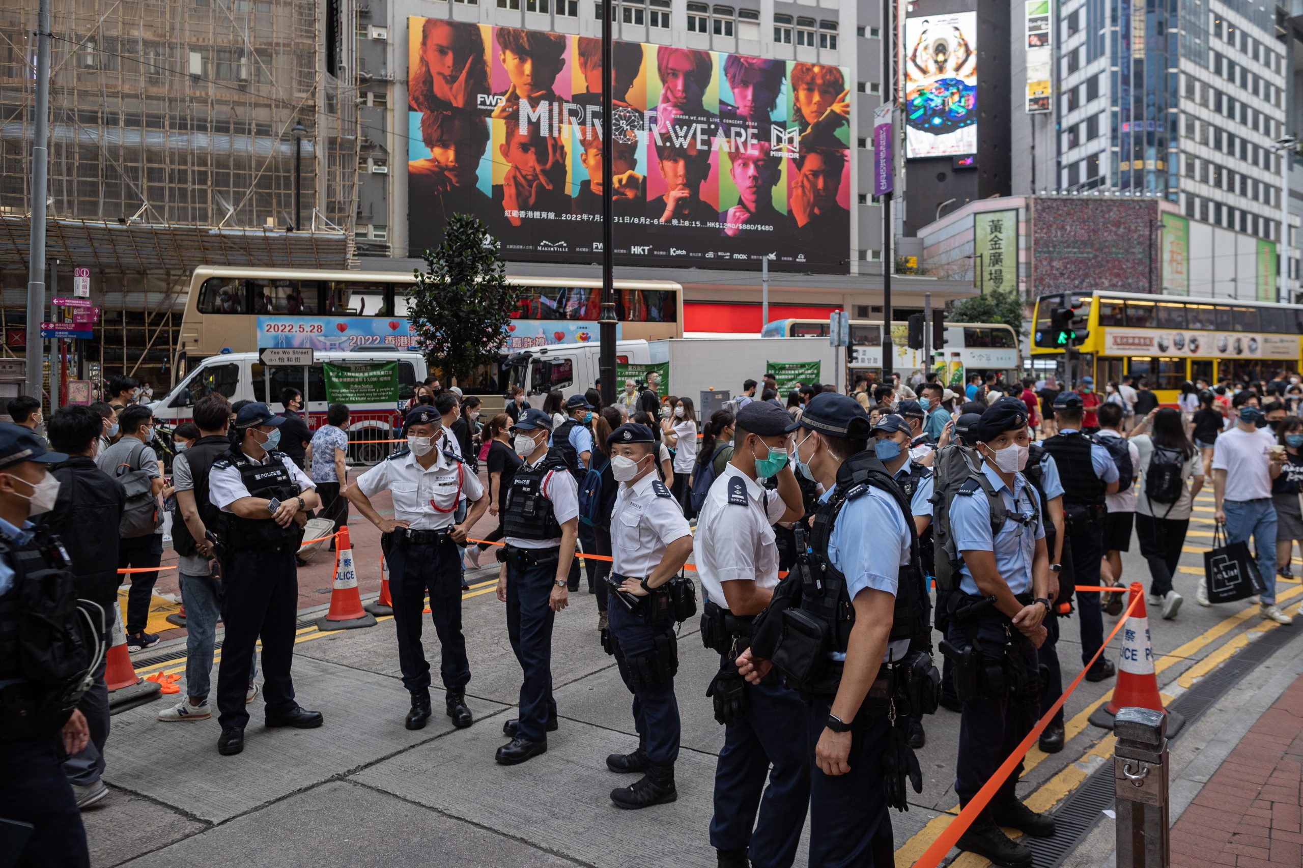 Ruas de Hong Kong enchem-se de polícia para impedir recordar repressão de Tiananmen