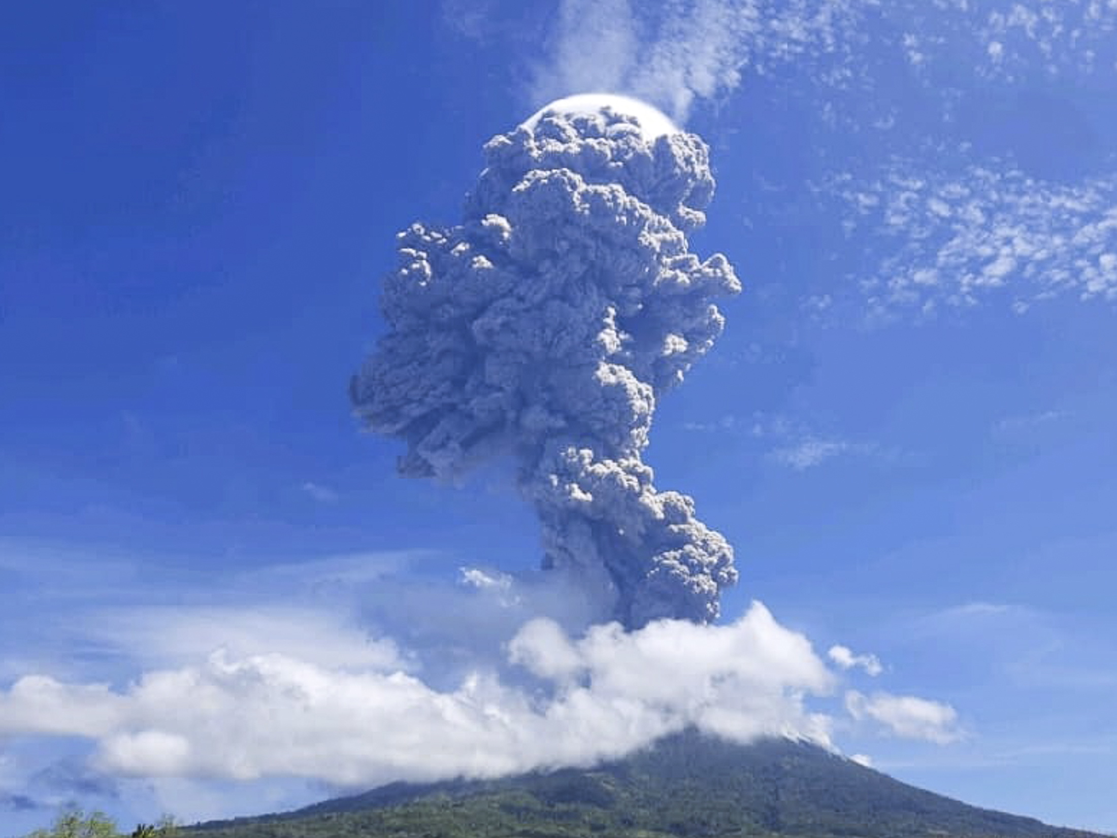 Vulcão indonésio entra em erupção e obriga a retirada de mais de 2.700 pessoas