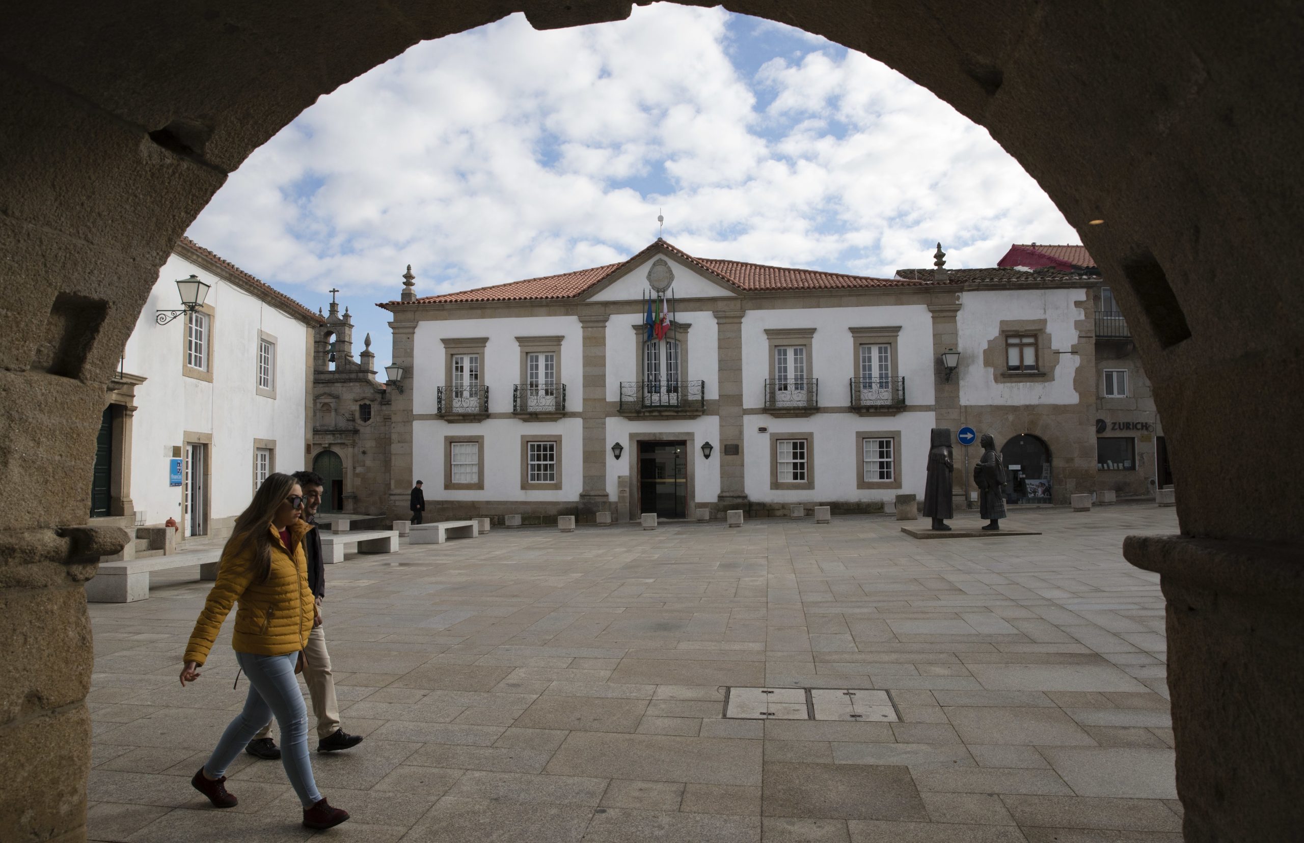 Padre e 2 dirigentes da Casa da Criança em Miranda do Douro condenados por burla