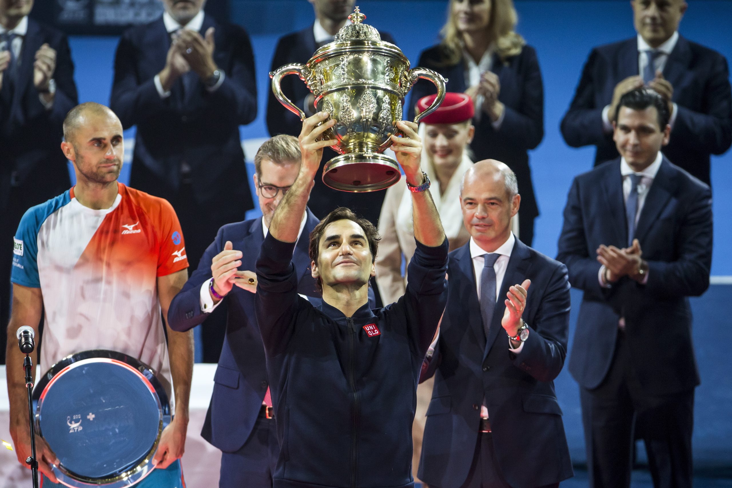 Federer celebra 99.ª título em Basileia, onde venceu pela nona vez