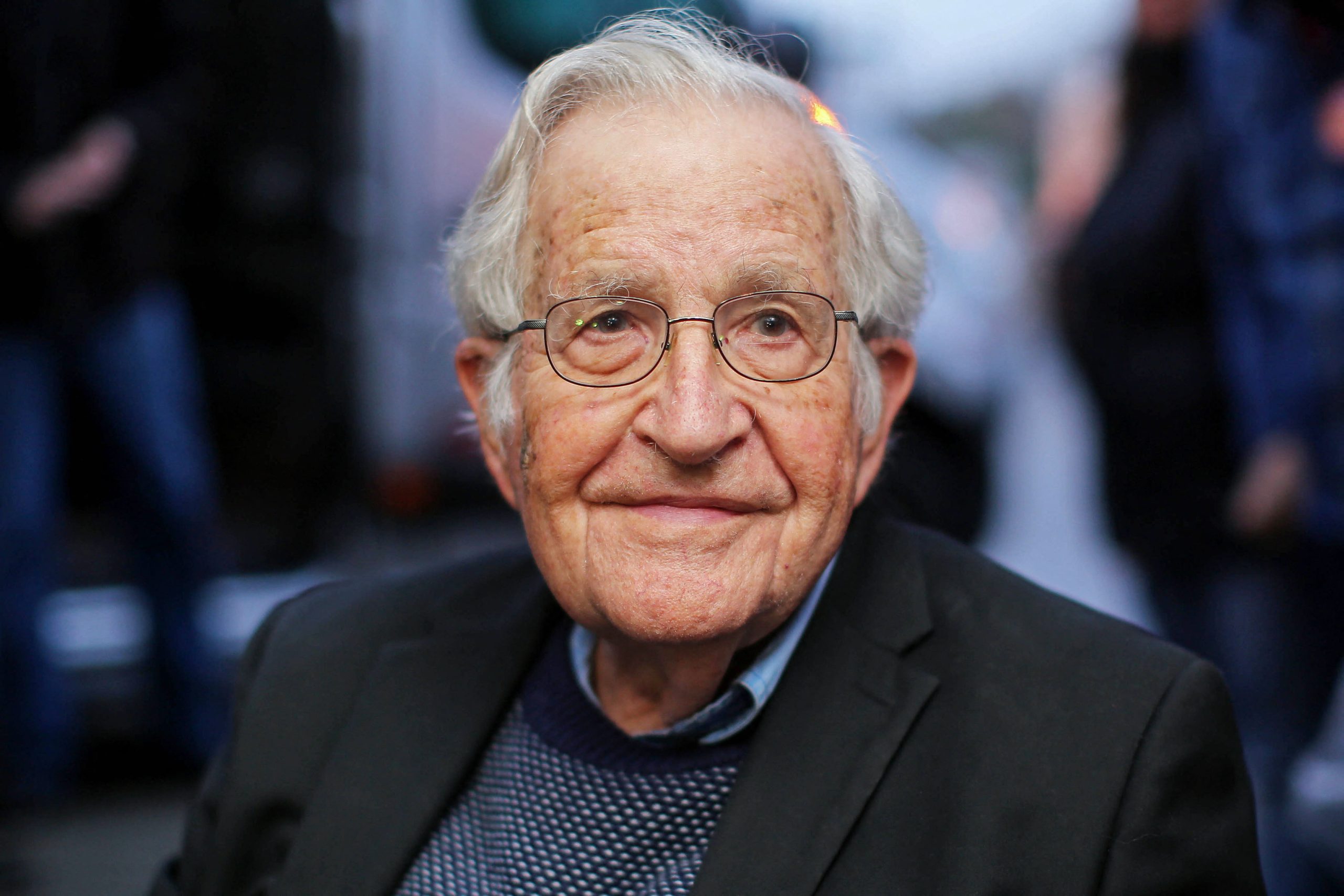 Deram-no como morto, mas Noam Chomsky deixa hospital em São Paulo e continuará ‘tratamentos’ em casa