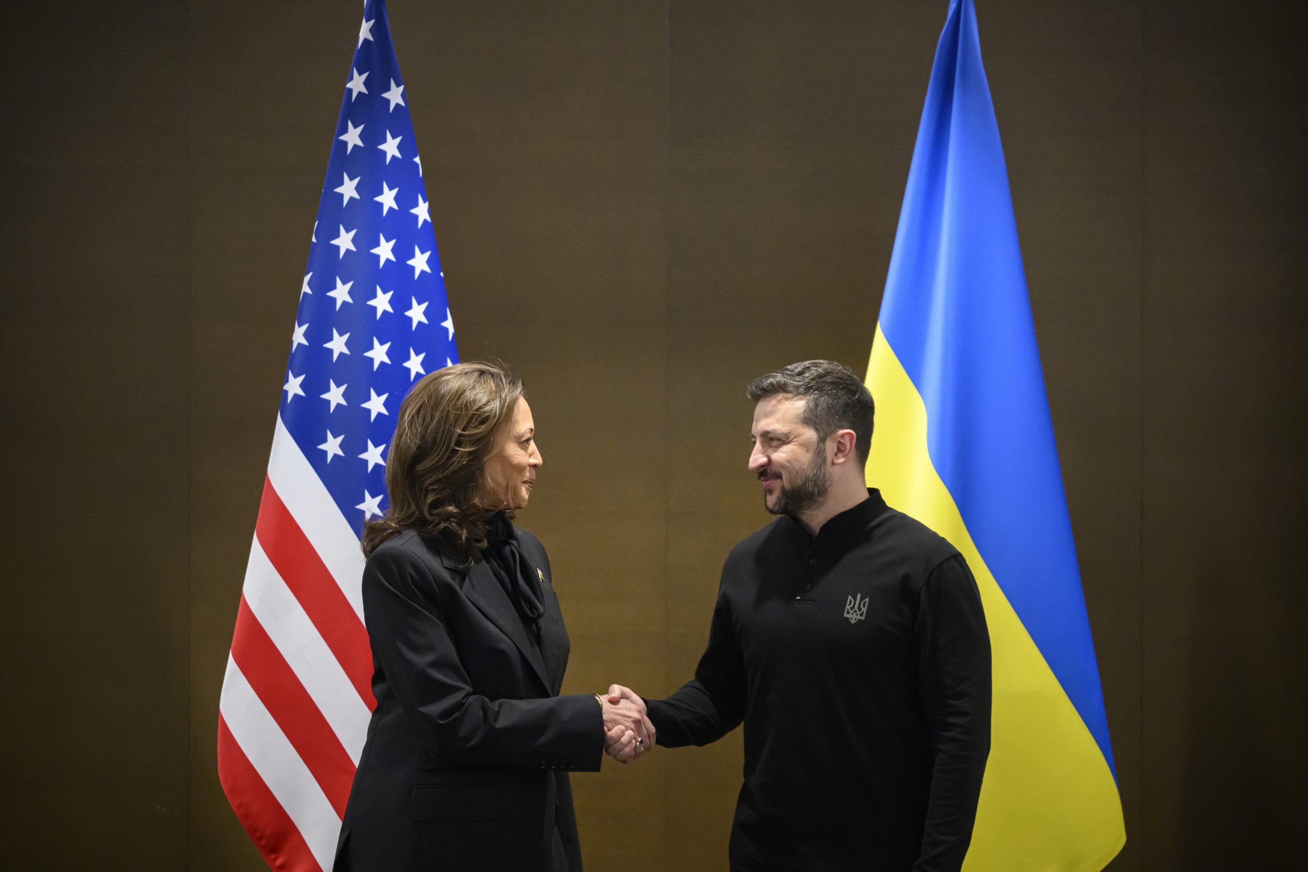 Kamala critica planos de paz prevendo “capitulação” de Kiev perante Rússia