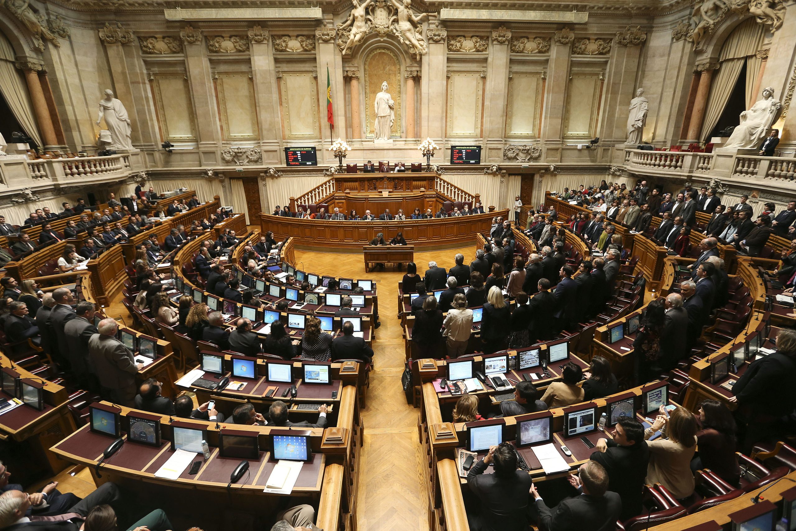 PSD, PS, CDS e PAN comemoram aniversário do 25 de Novembro, BE, PCP e PEV contra