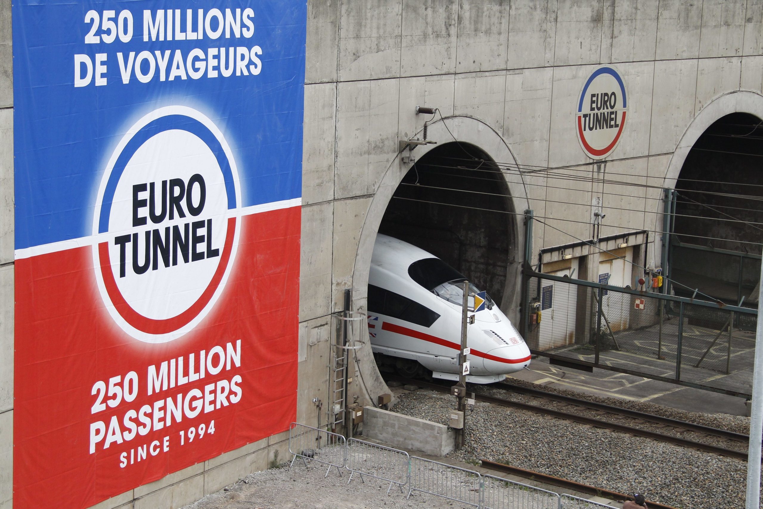 Governo britânico paga 38 milhões de euros à Eurotunnel num acordo extrajudicial