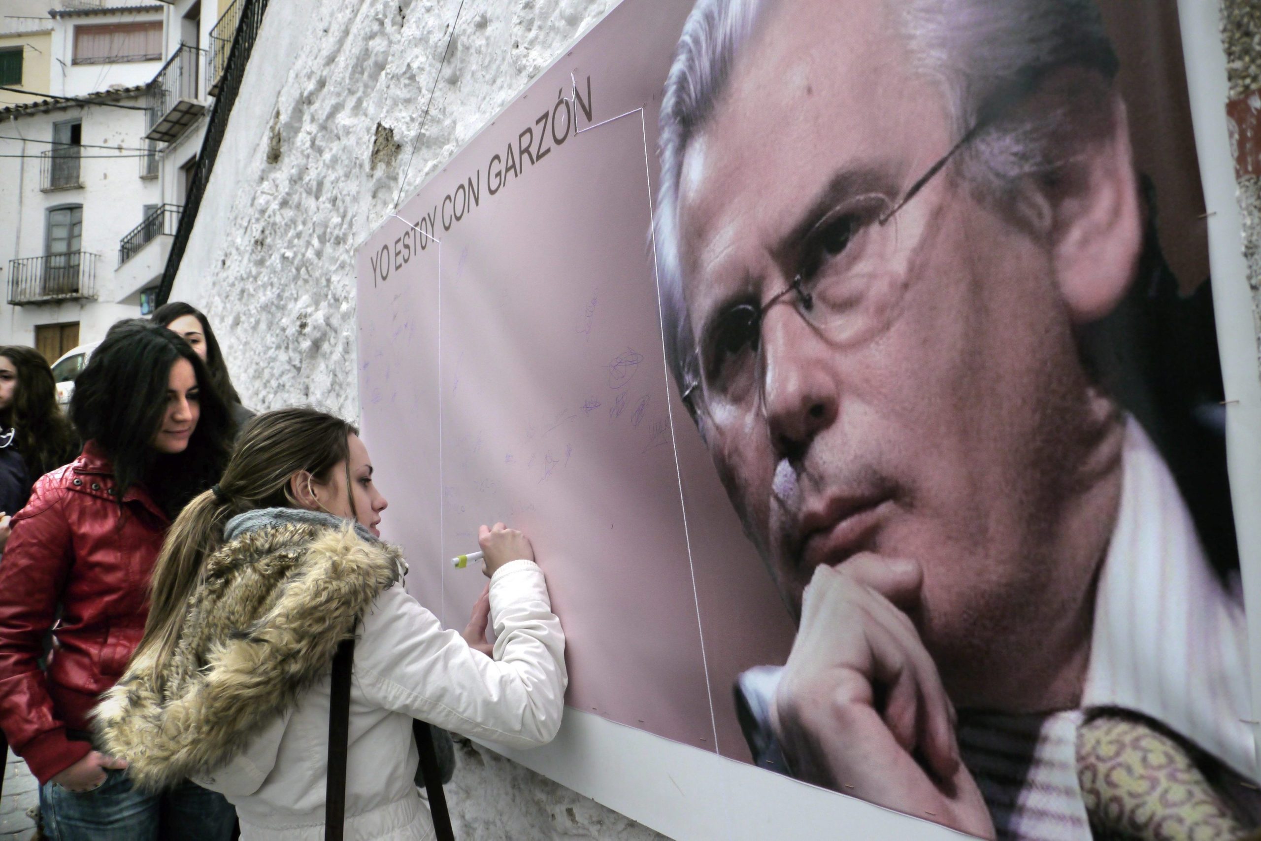 Covid-19: Ex-juíz Baltasar Garzón foi internado com suspeita de contágio