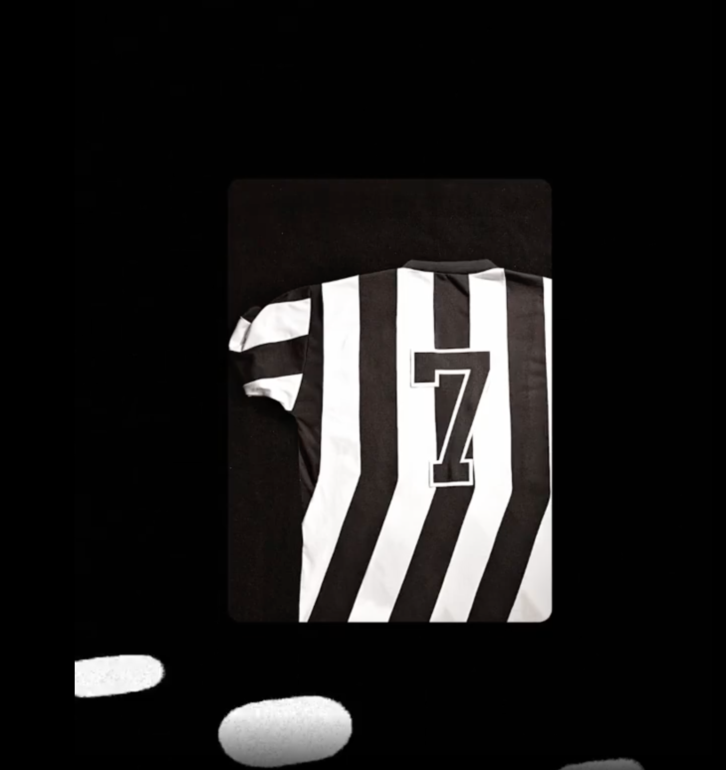 O ‘anjo das pernas tortas’. Botafogo cria camisola com linhas tortas de homenagem a Garrincha