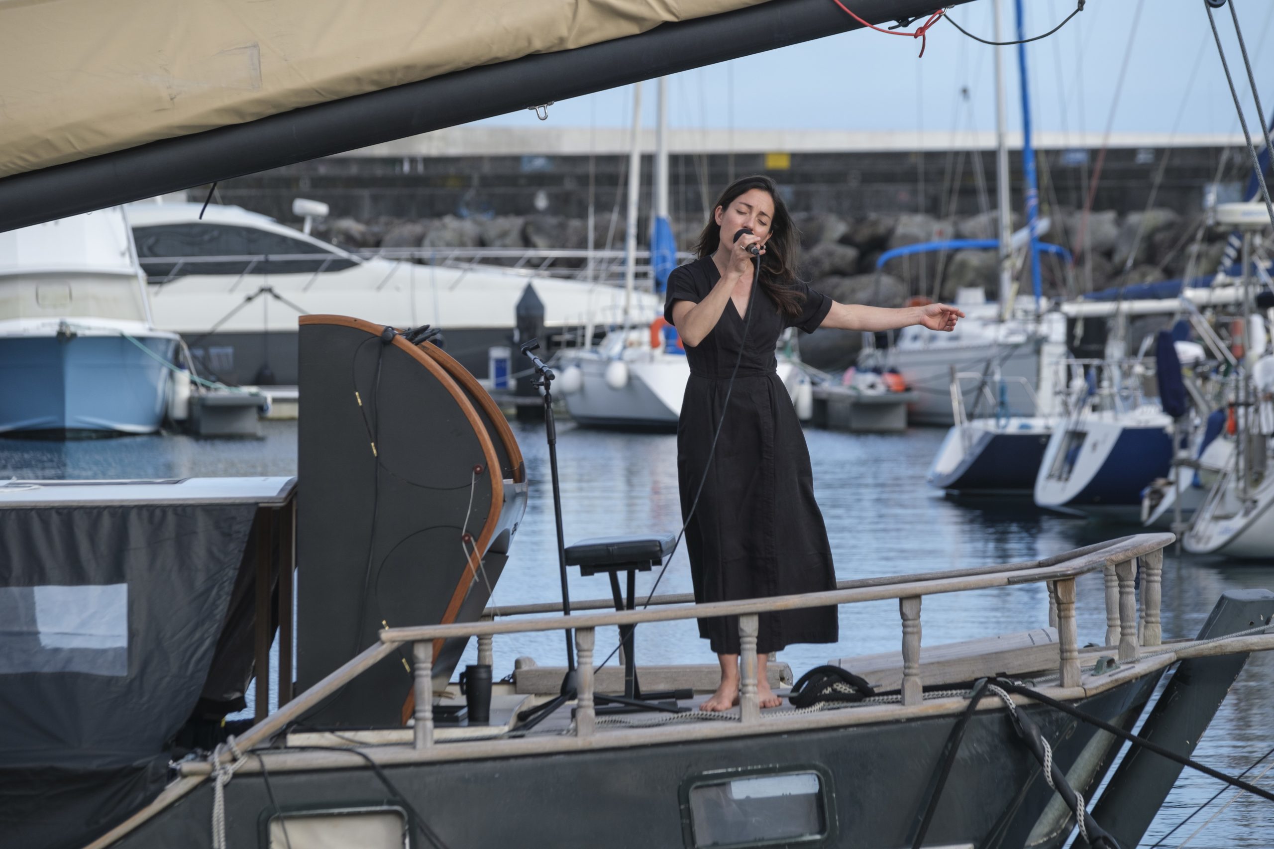 Cantora francesa dá concertos num veleiro nos Açores e aprende a palavra “saudade”