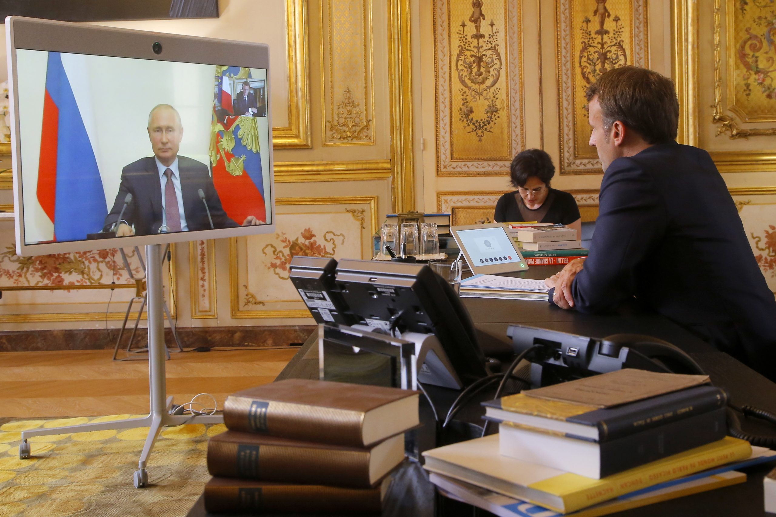 Putin assegura a Macron que “não tem intenção” de atacar centrais nucleares