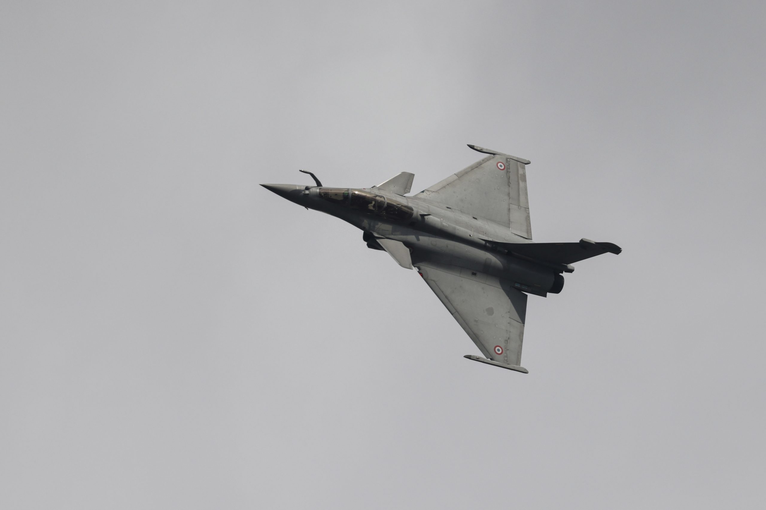 França com recorde de vendas de armamento em 2022 graças ao caça Rafale