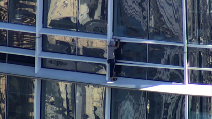 EUA: Homem-Aranha contra o aborto sobe ao prédio mais alto de São Francisco