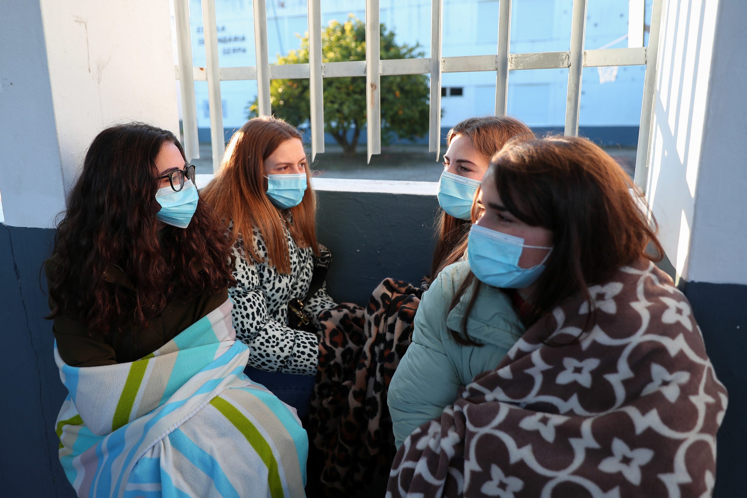 “Deduzi logo que tinha de trazer mantas”. Alunos de Serpa protestam contra frio nas aulas, agravado pela pandemia