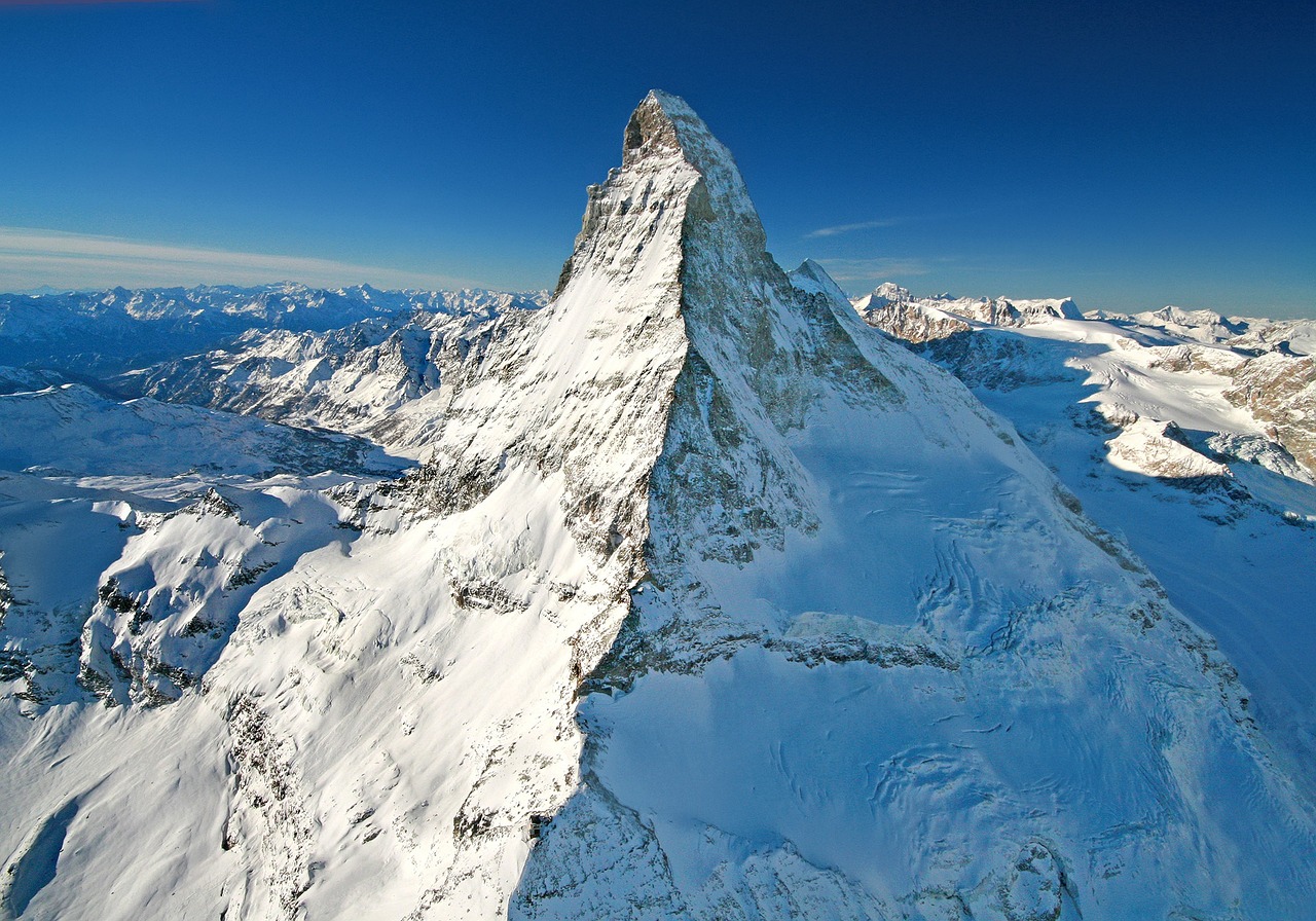 Degelo dos glaciares obriga Suíça e Itália a redefinir parte da fronteira dos Alpes