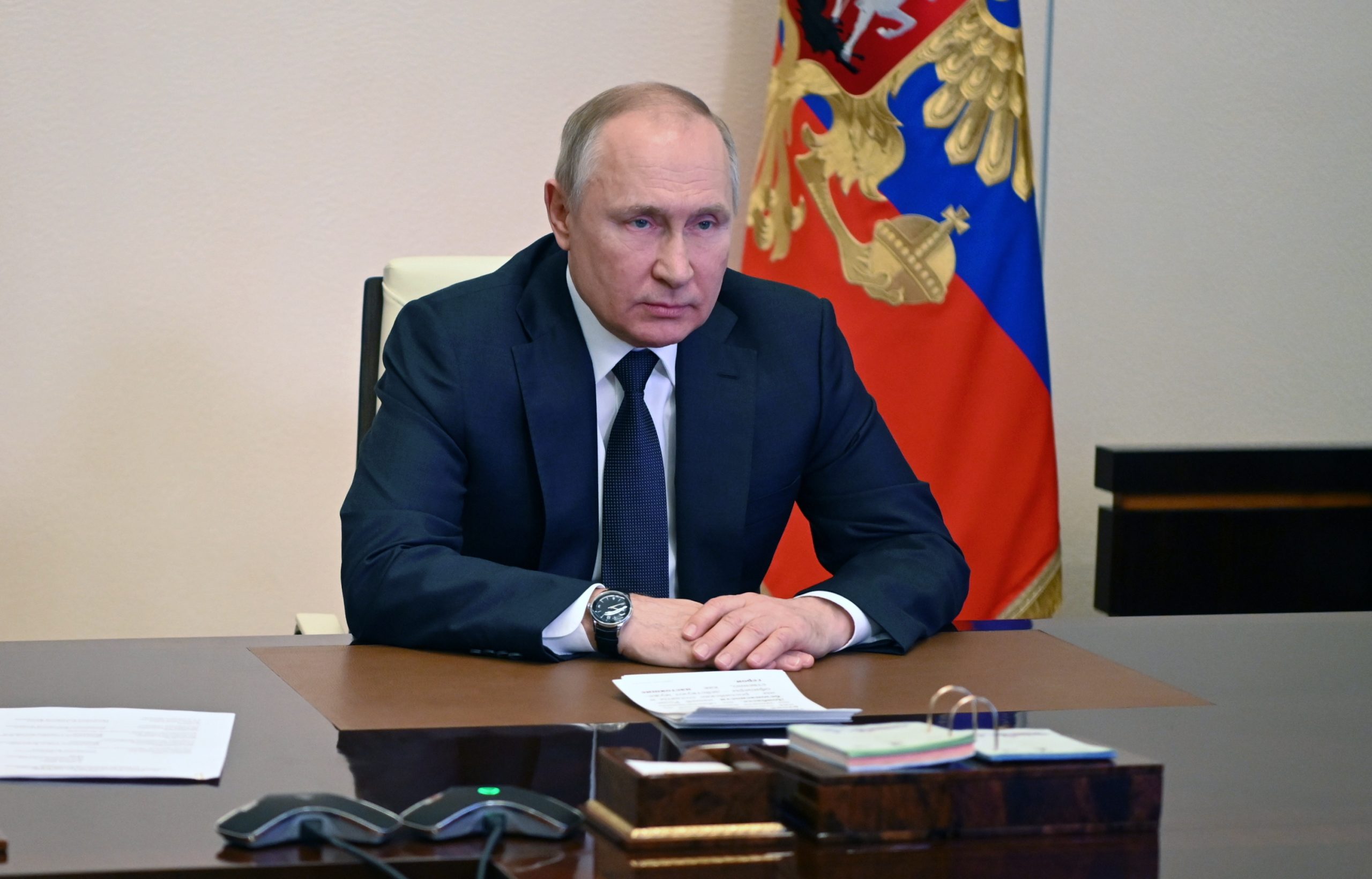Em conversa com Macron, Putin acusa Ucrânia de impedir corredores humanitários em Mariupol