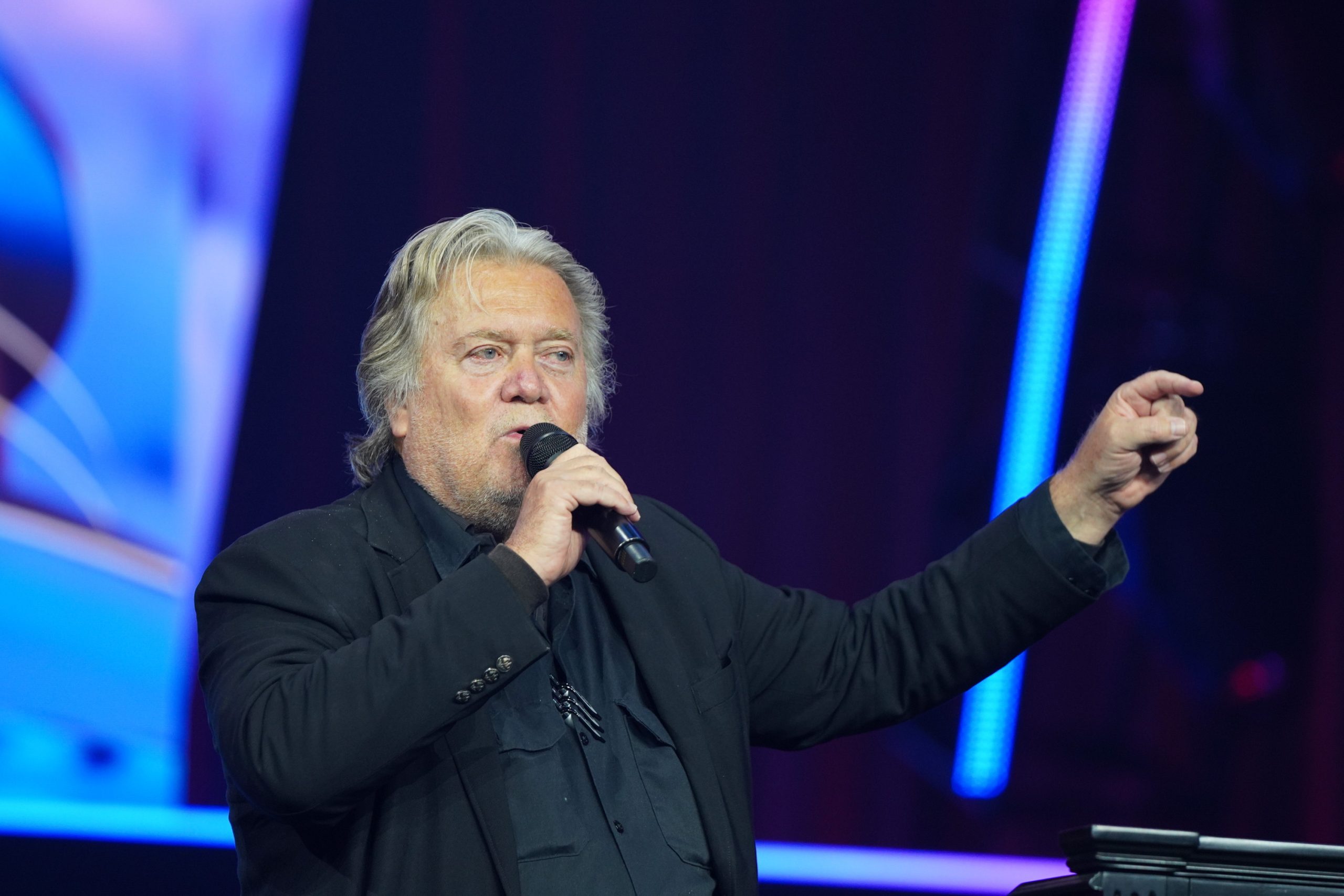Steve Bannon, ex-conselheiro de Trump e arquiteto da extrema-direita, deixa a prisão e começa a fazer campanha pelo republicano