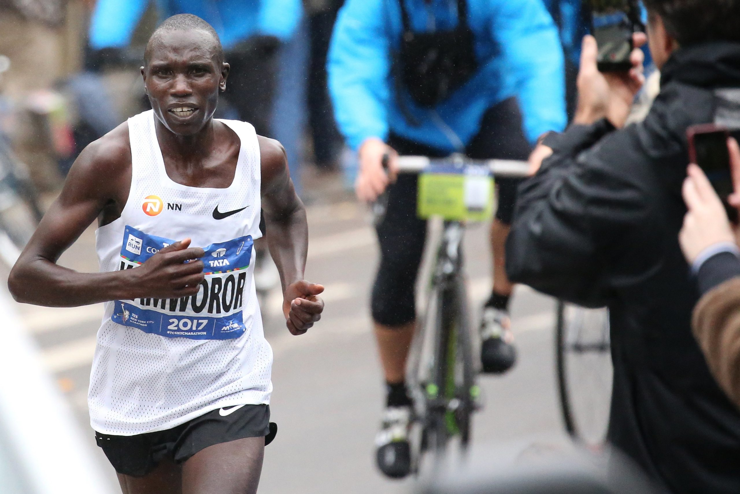 Geoffrey Kamworor e Netsanet Gudeta sagram-se campeões do mundo da meia-maratona
